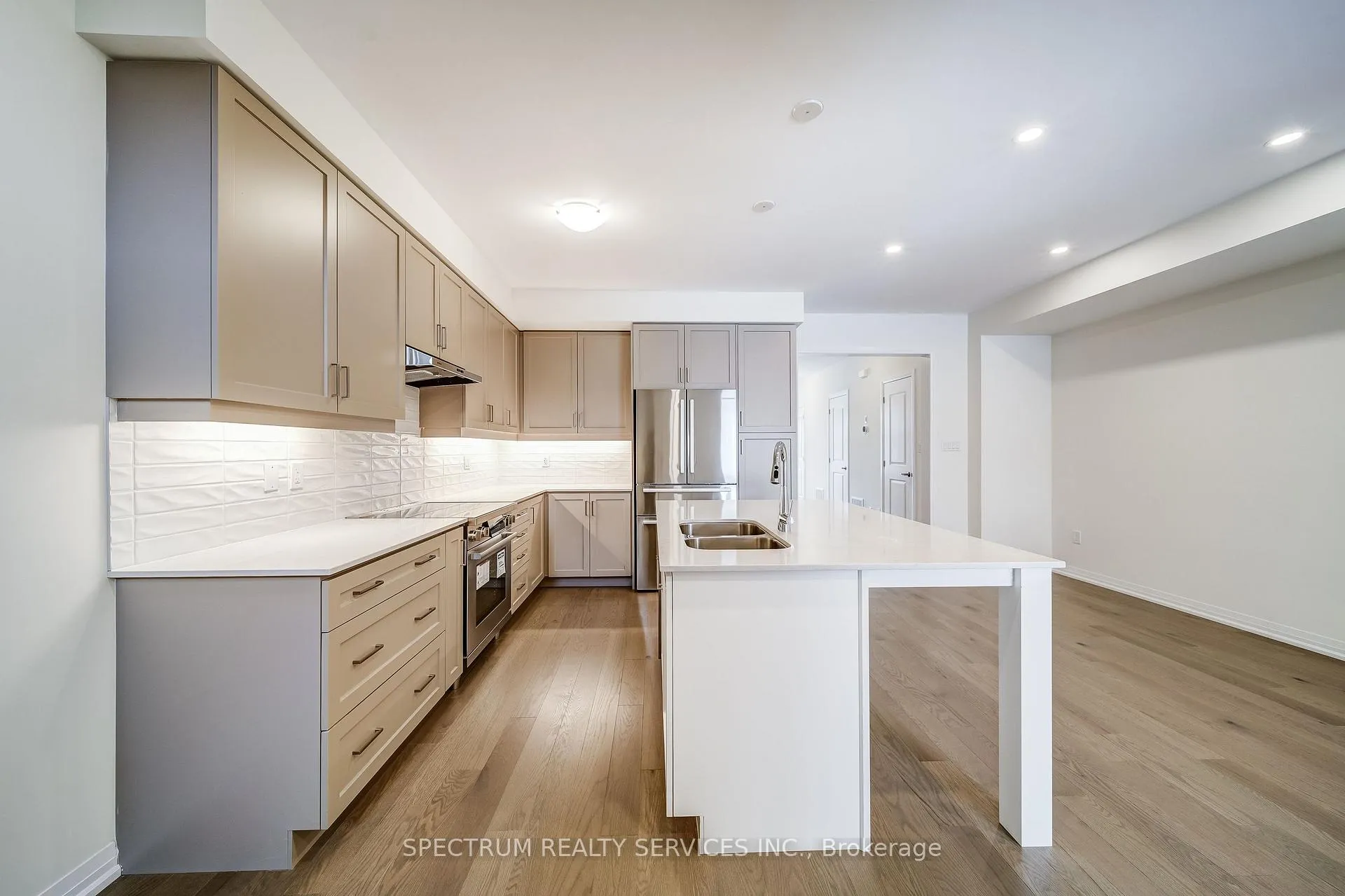 Photo 10 of 132 Adario Crescent, Vaughan, Vellore Village — HOMEH