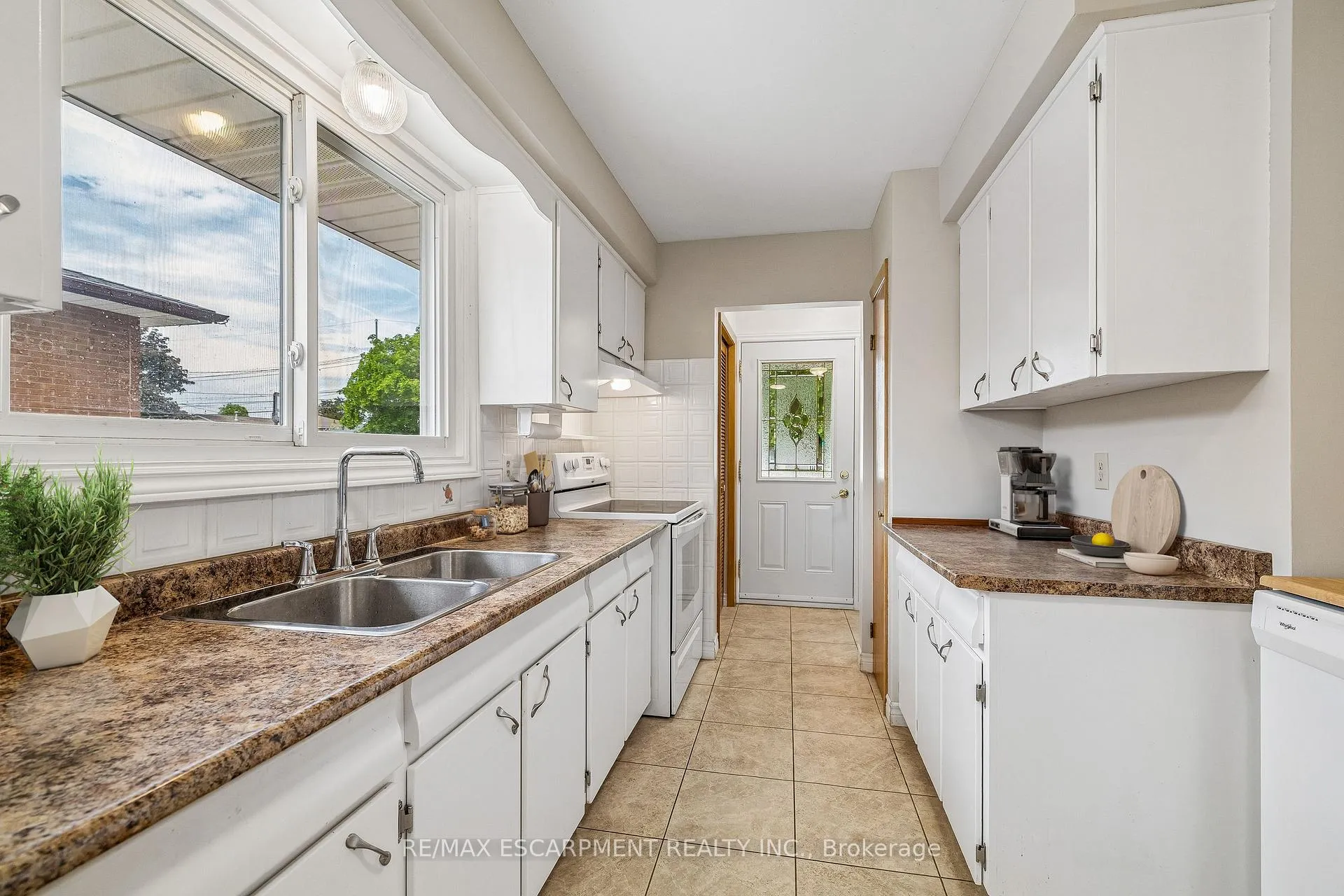 Photo 9 of 192 Oakland Drive, Hamilton, Kentley — HOMEH