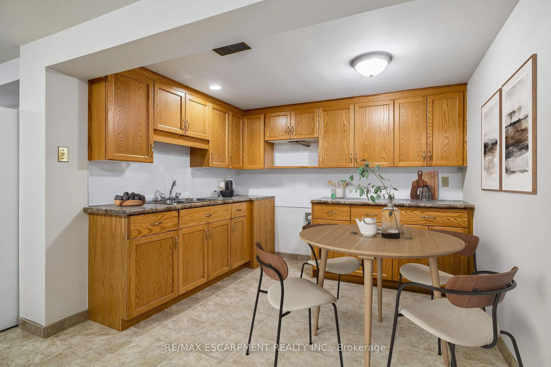 Photo 18 of 192 Oakland Drive, Hamilton, Kentley — HOMEH