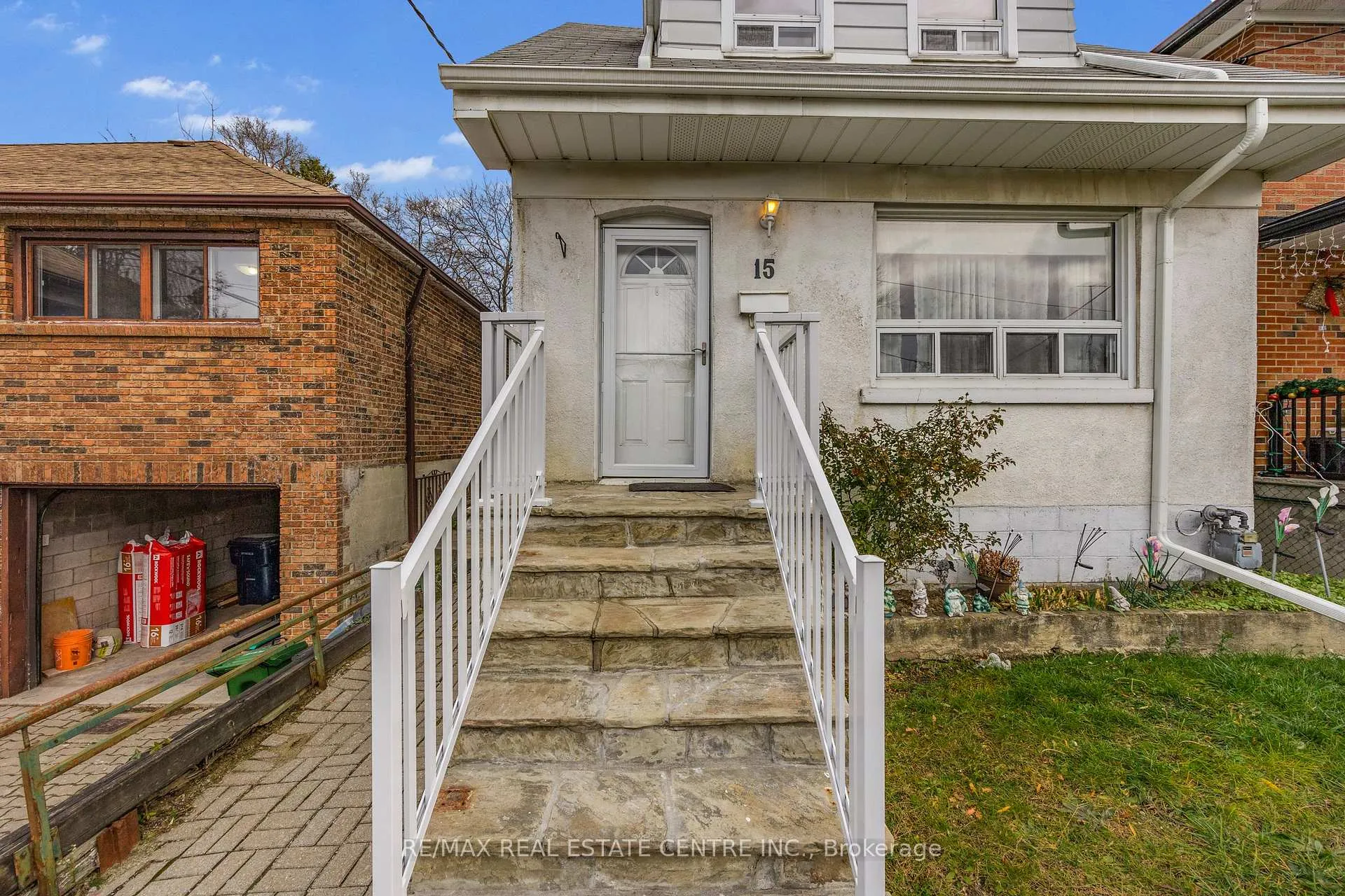 Photo 4 of 15 Cliff Street, Toronto, Rockcliffe-Smythe — HOMEH