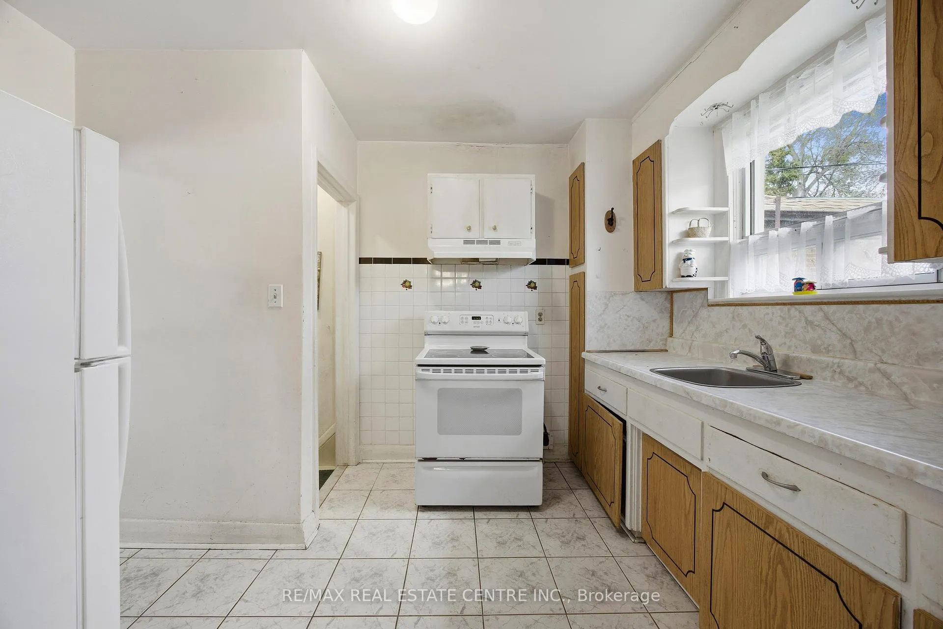 Photo 13 of 15 Cliff Street, Toronto, Rockcliffe-Smythe — HOMEH