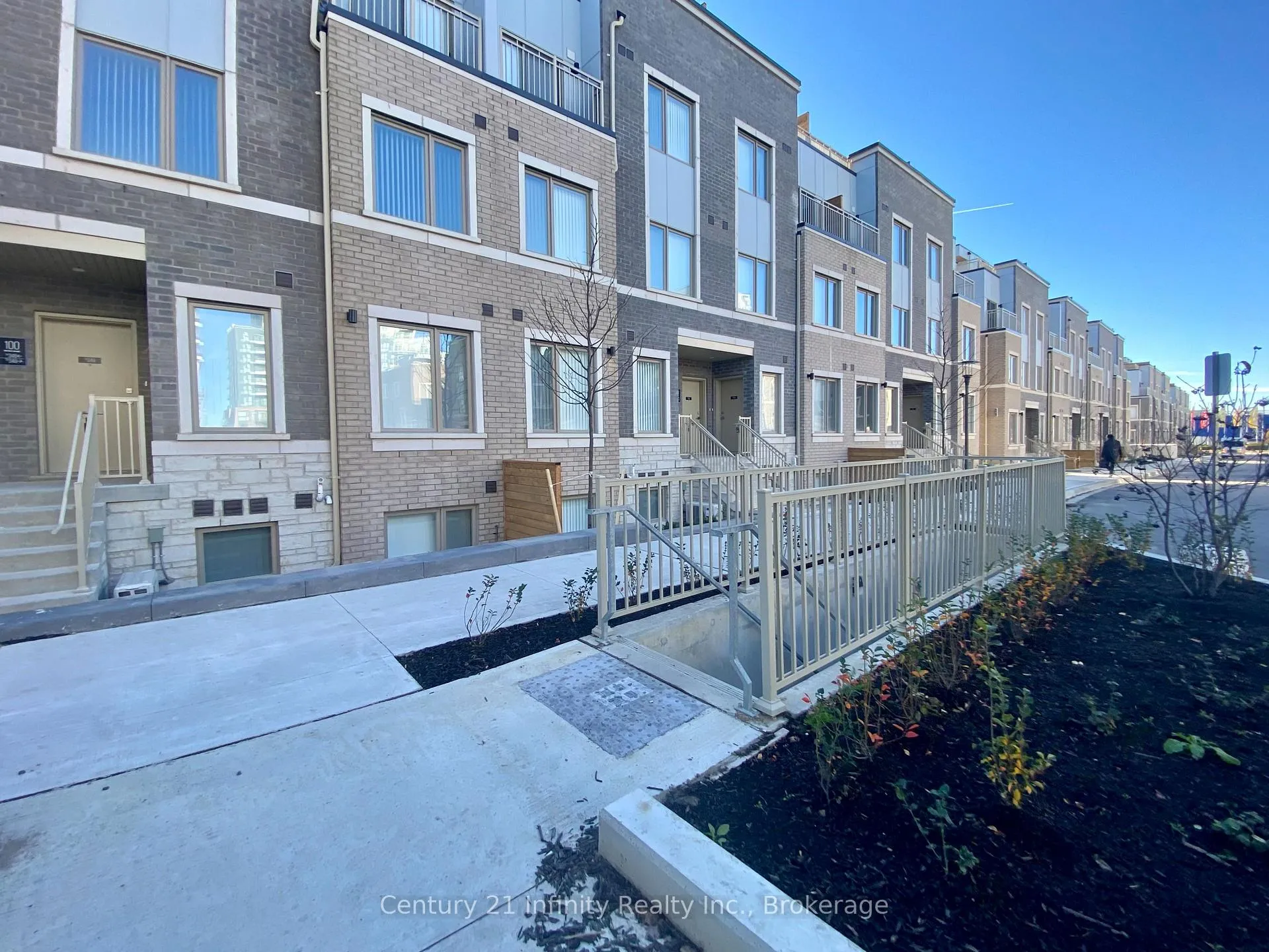 Photo 3 of Unit 337, 100 Honeycrisp Crescent, Vaughan, Vaughan Corporate Centre — HOMEH