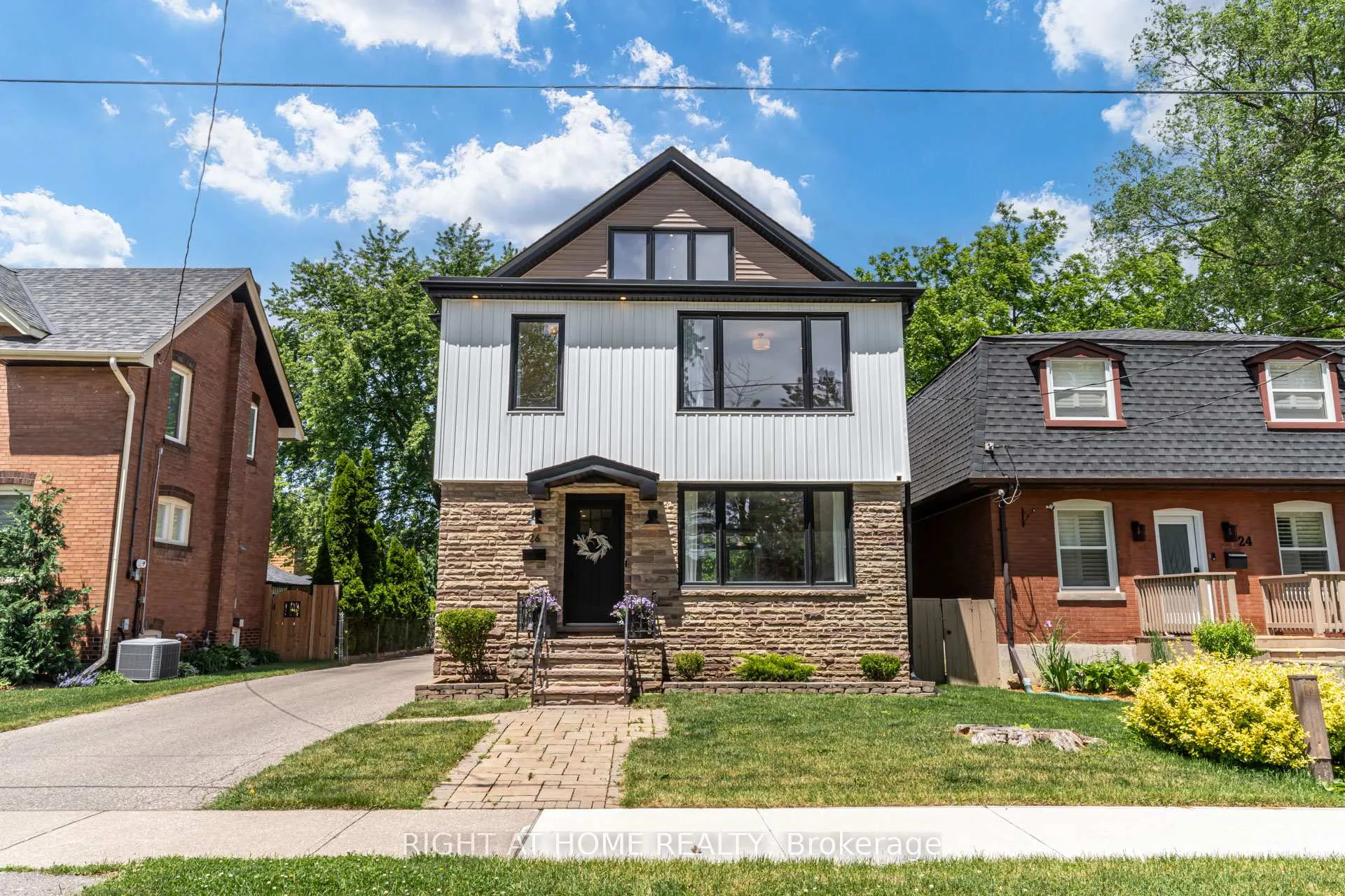 Photo 2 of 26 Craig Street, Brampton, Downtown Brampton — HOMEH