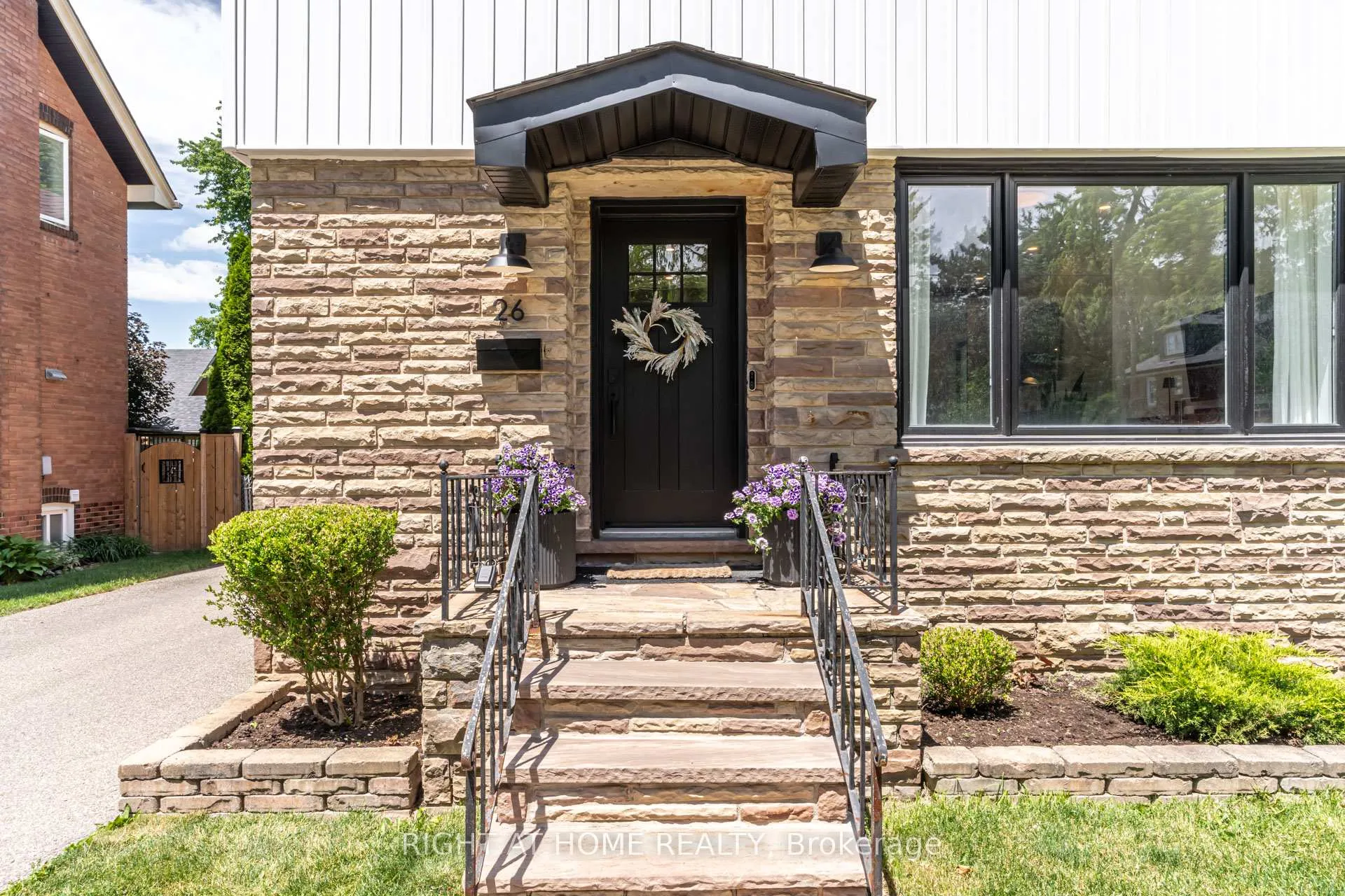 Photo 4 of 26 Craig Street, Brampton, Downtown Brampton — HOMEH