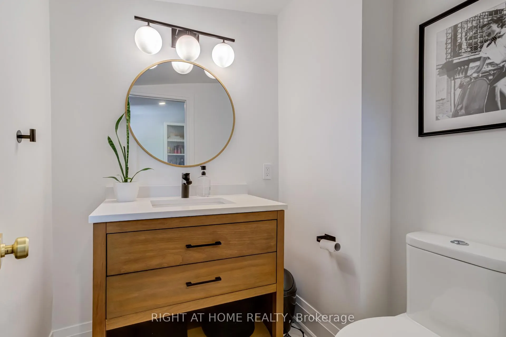 Photo 18 of 26 Craig Street, Brampton, Downtown Brampton — HOMEH