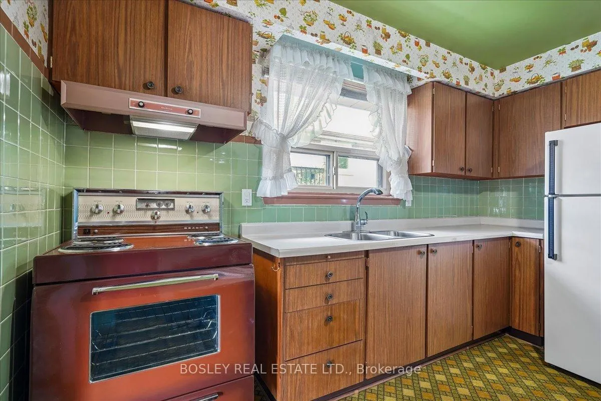 Photo 12 of 809 Hillcrest Road, Pickering, West Shore — HOMEH