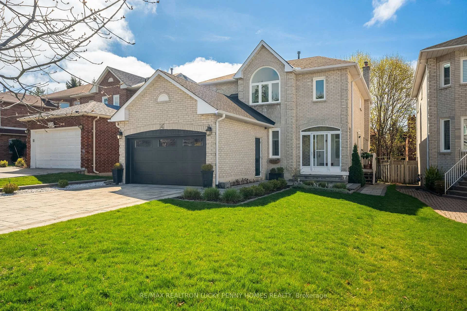Photo 2 of 141 Tomlinson Circle, Markham, Buttonville — HOMEH