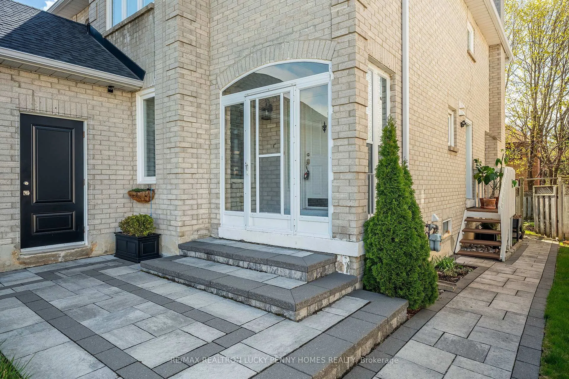 Photo 3 of 141 Tomlinson Circle, Markham, Buttonville — HOMEH