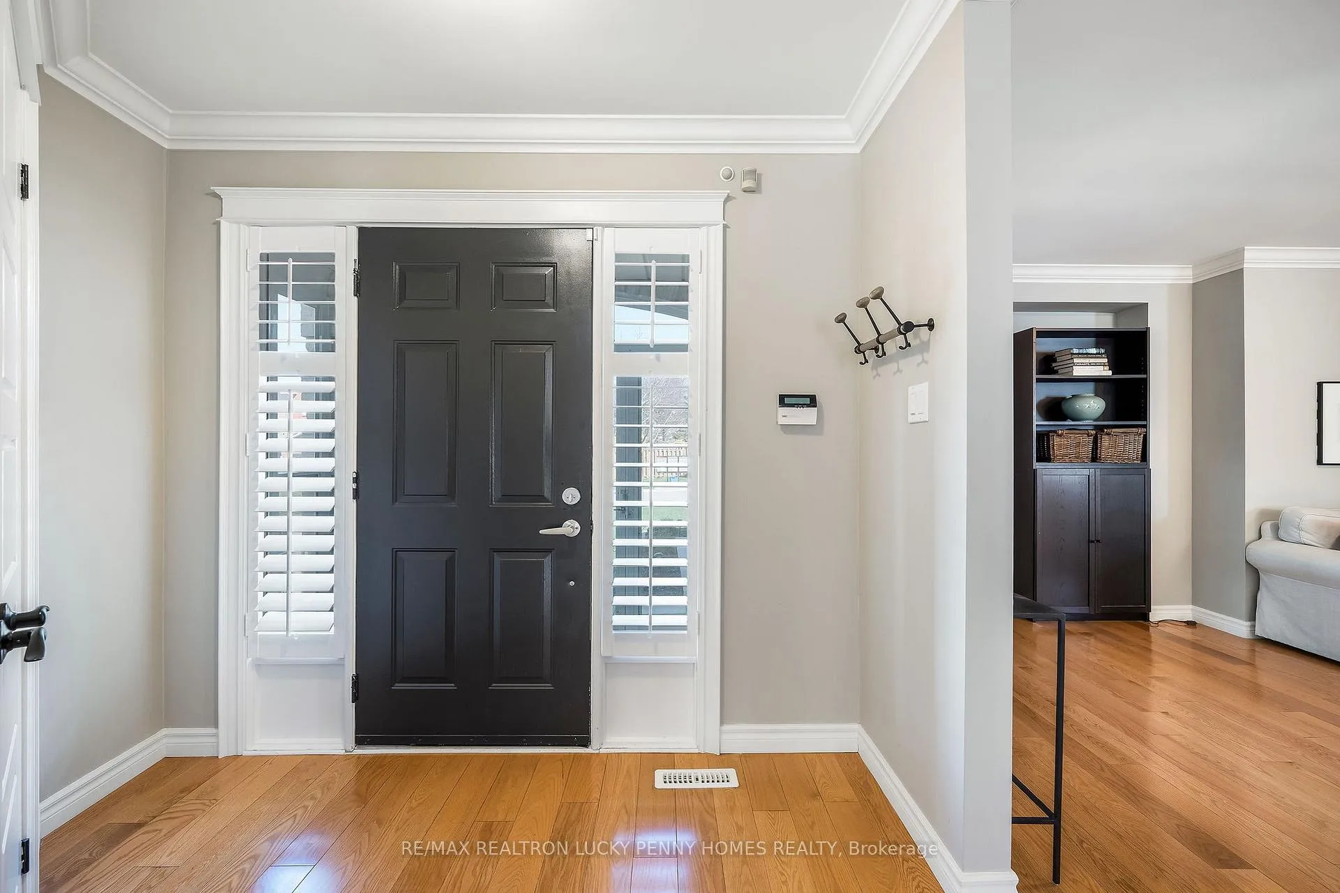 Photo 4 of 141 Tomlinson Circle, Markham, Buttonville — HOMEH