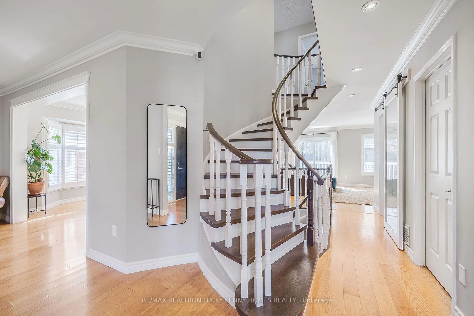 Photo 5 of 141 Tomlinson Circle, Markham, Buttonville — HOMEH