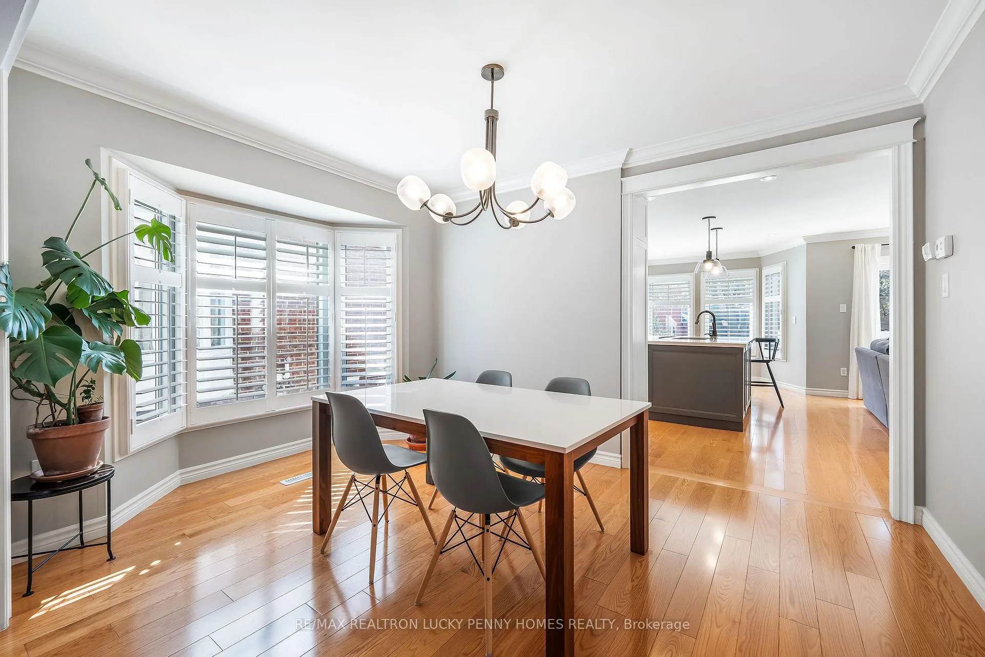 Photo 8 of 141 Tomlinson Circle, Markham, Buttonville — HOMEH
