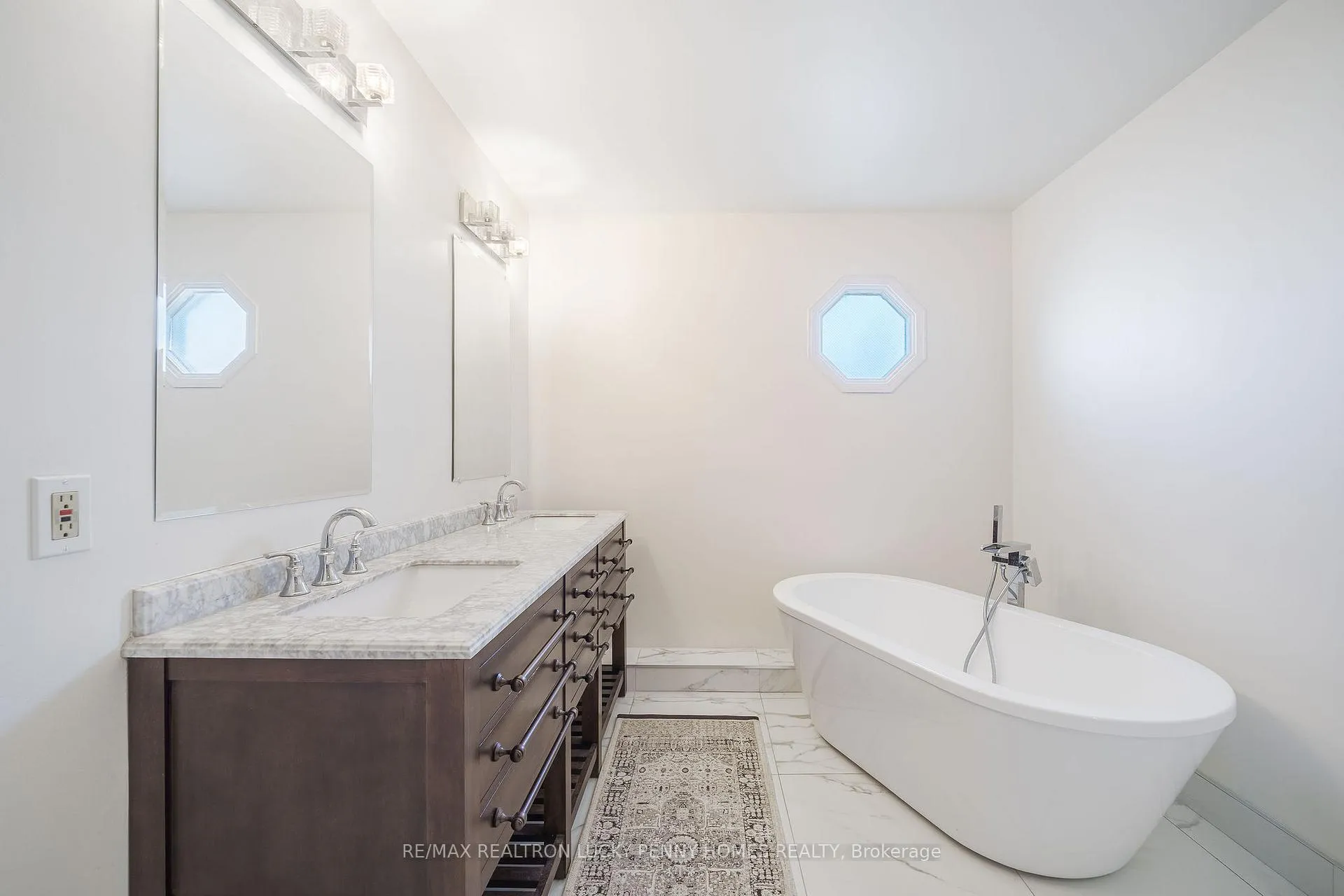 Photo 18 of 141 Tomlinson Circle, Markham, Buttonville — HOMEH