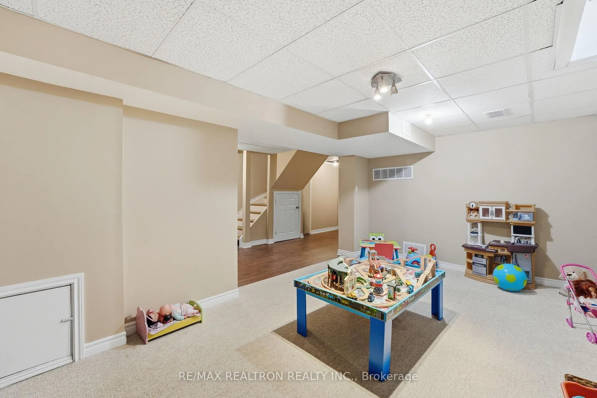 Photo 39 of 85 Stiver Drive, Newmarket, Bristol-London — HOMEH
