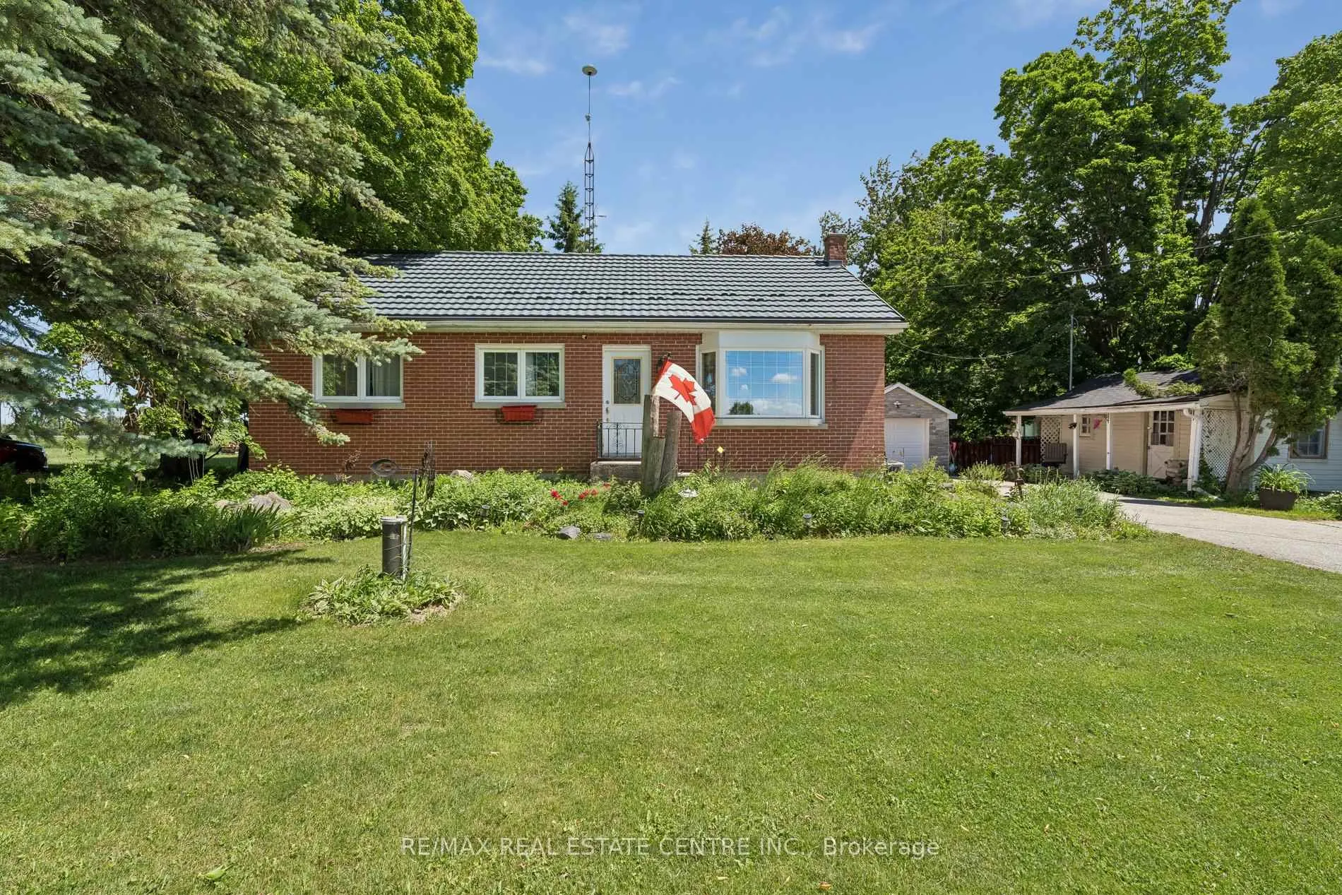 Front of 871 Penetanguishene Road