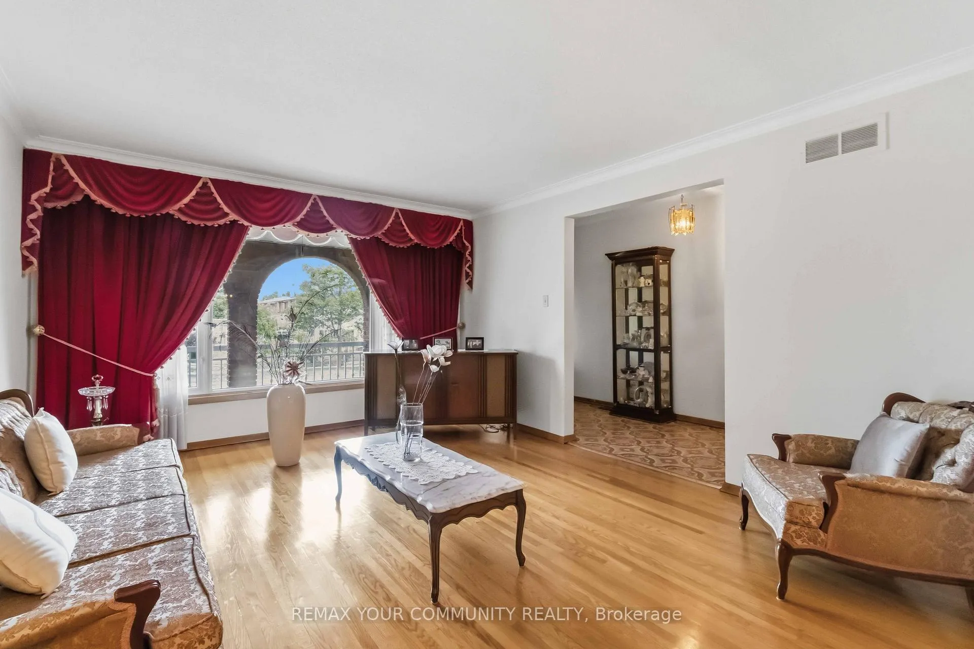 Photo 9 of 17 Harris Crescent, Vaughan, West Woodbridge — HOMEH