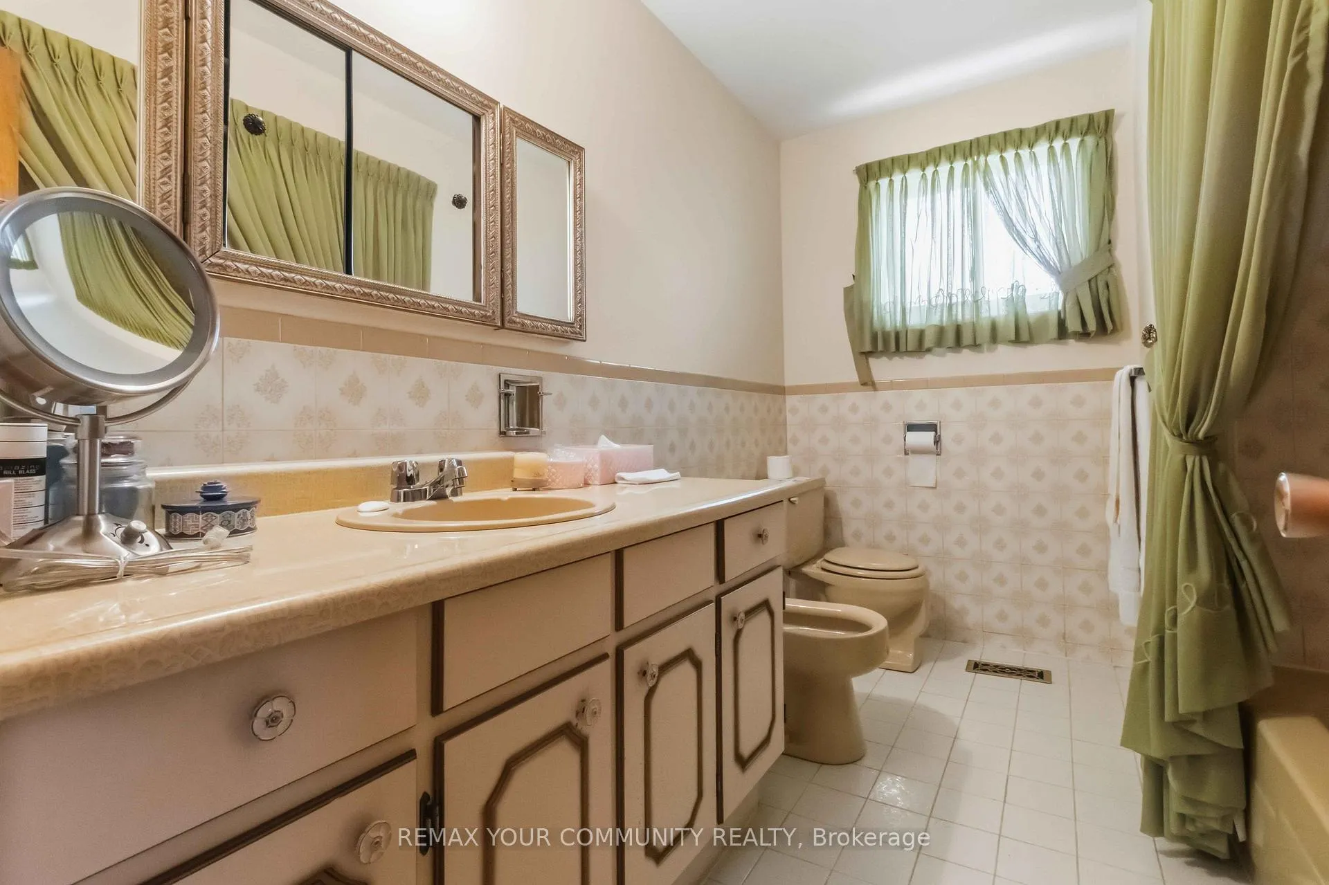 Photo 37 of 17 Harris Crescent, Vaughan, West Woodbridge — HOMEH