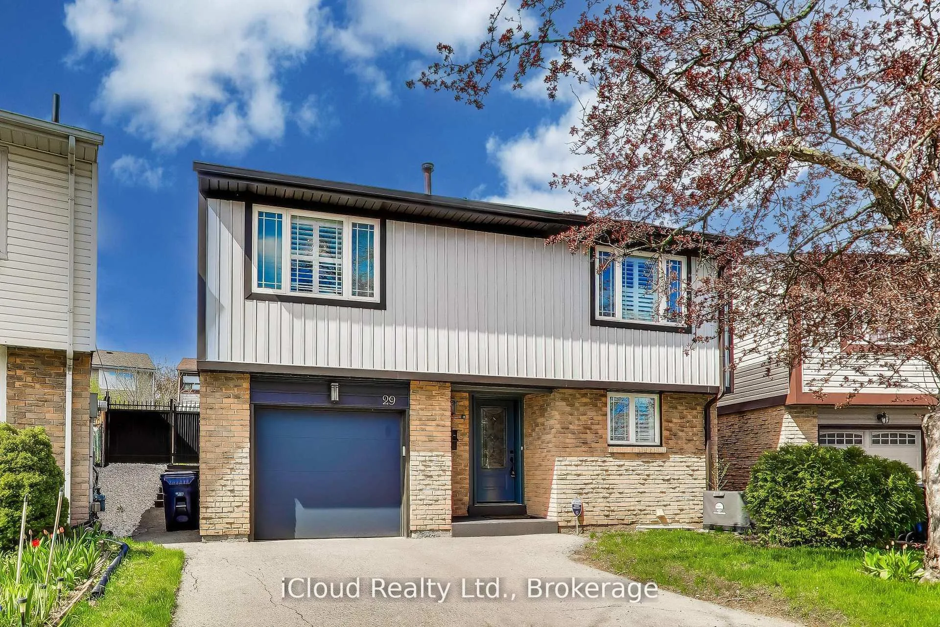 Photo 2 of 29 Pumfrey Crescent, Etobicoke, Mount Olive-Silverstone-Jamestown — HOMEH