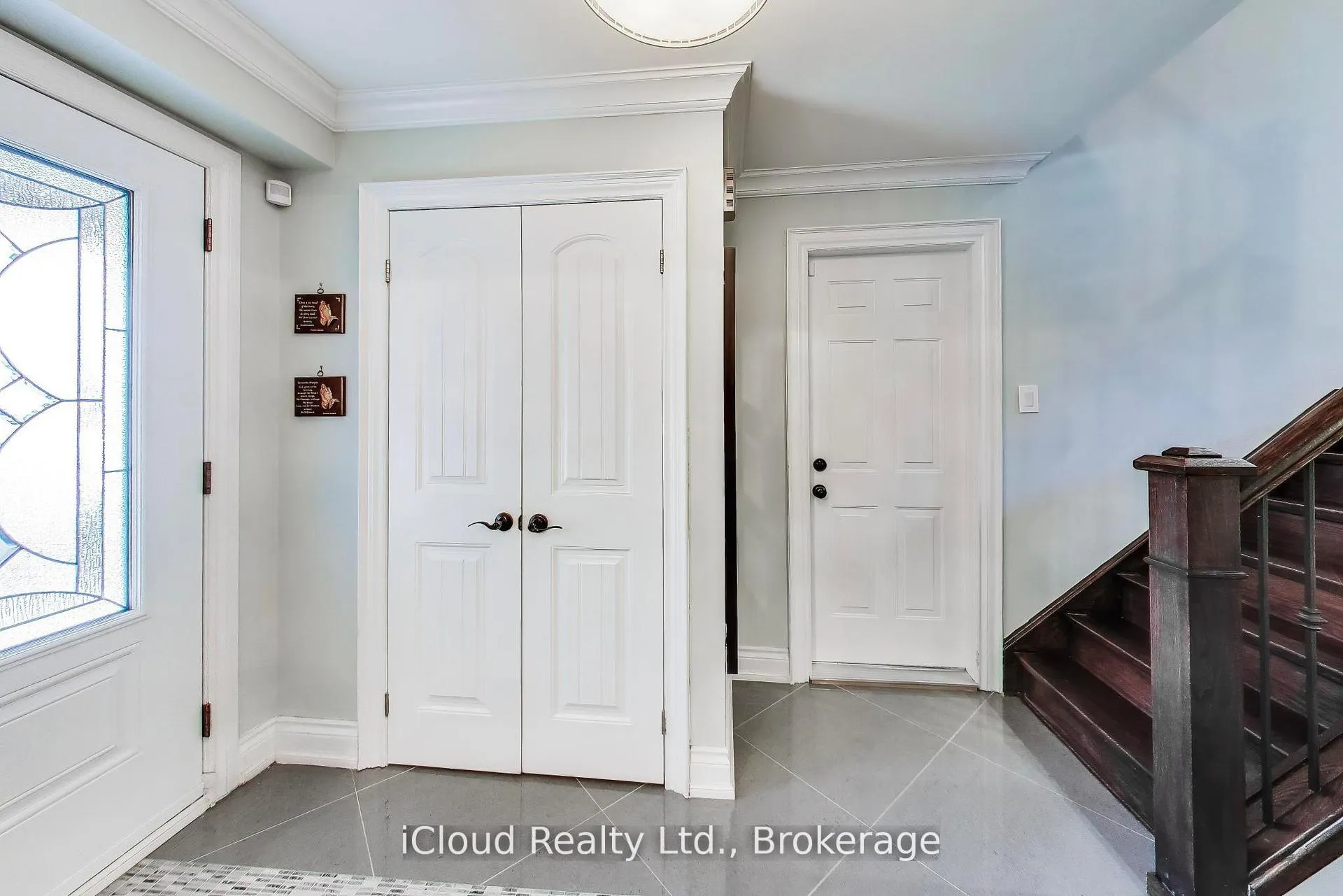 Photo 4 of 29 Pumfrey Crescent, Etobicoke, Mount Olive-Silverstone-Jamestown — HOMEH