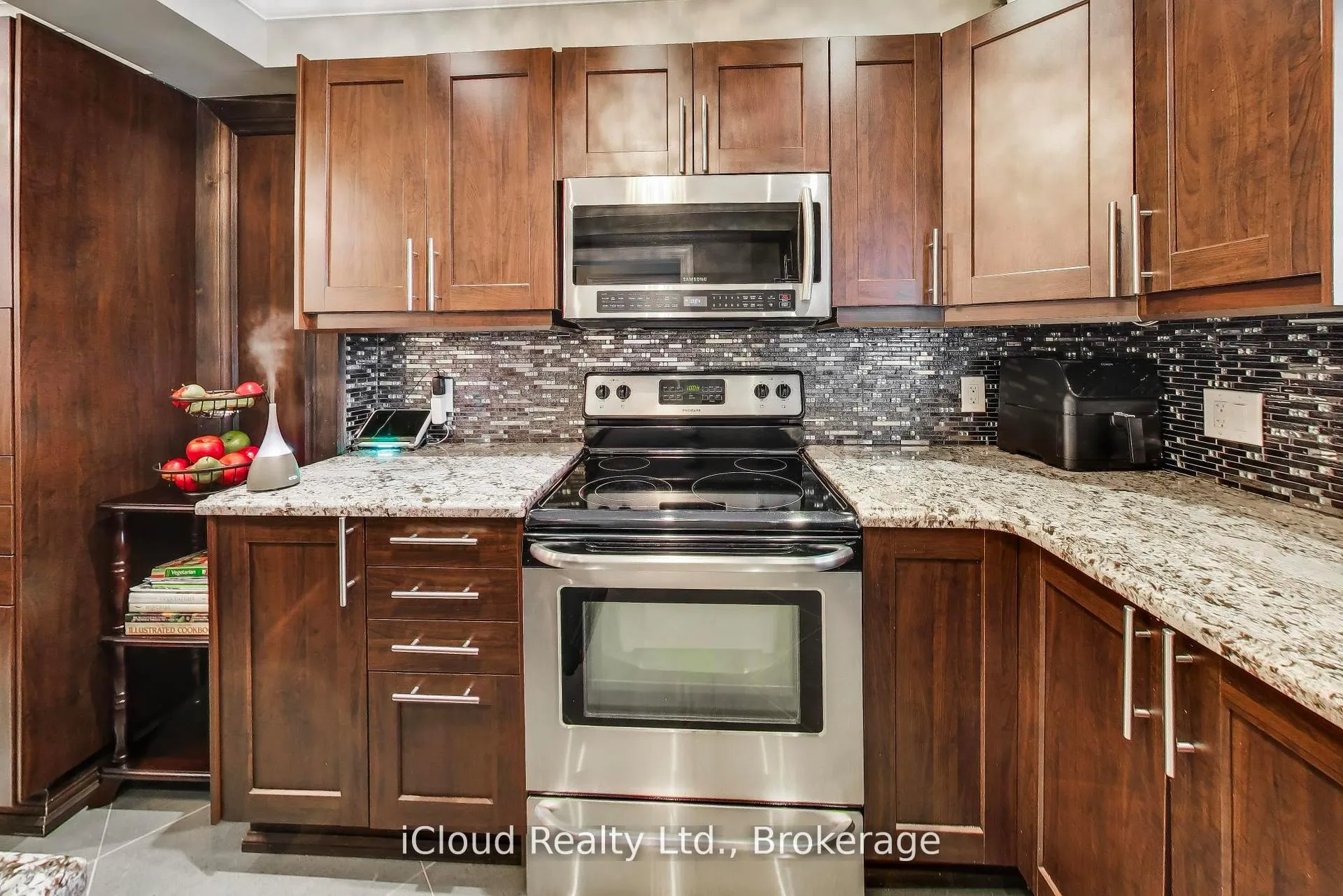 Photo 12 of 29 Pumfrey Crescent, Etobicoke, Mount Olive-Silverstone-Jamestown — HOMEH