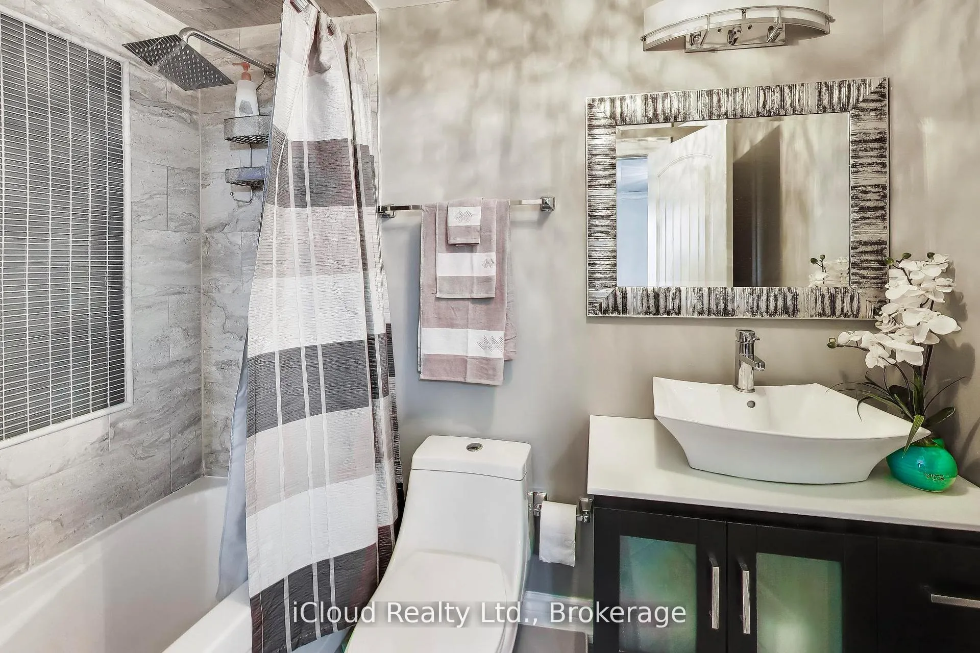 Photo 22 of 29 Pumfrey Crescent, Etobicoke, Mount Olive-Silverstone-Jamestown — HOMEH