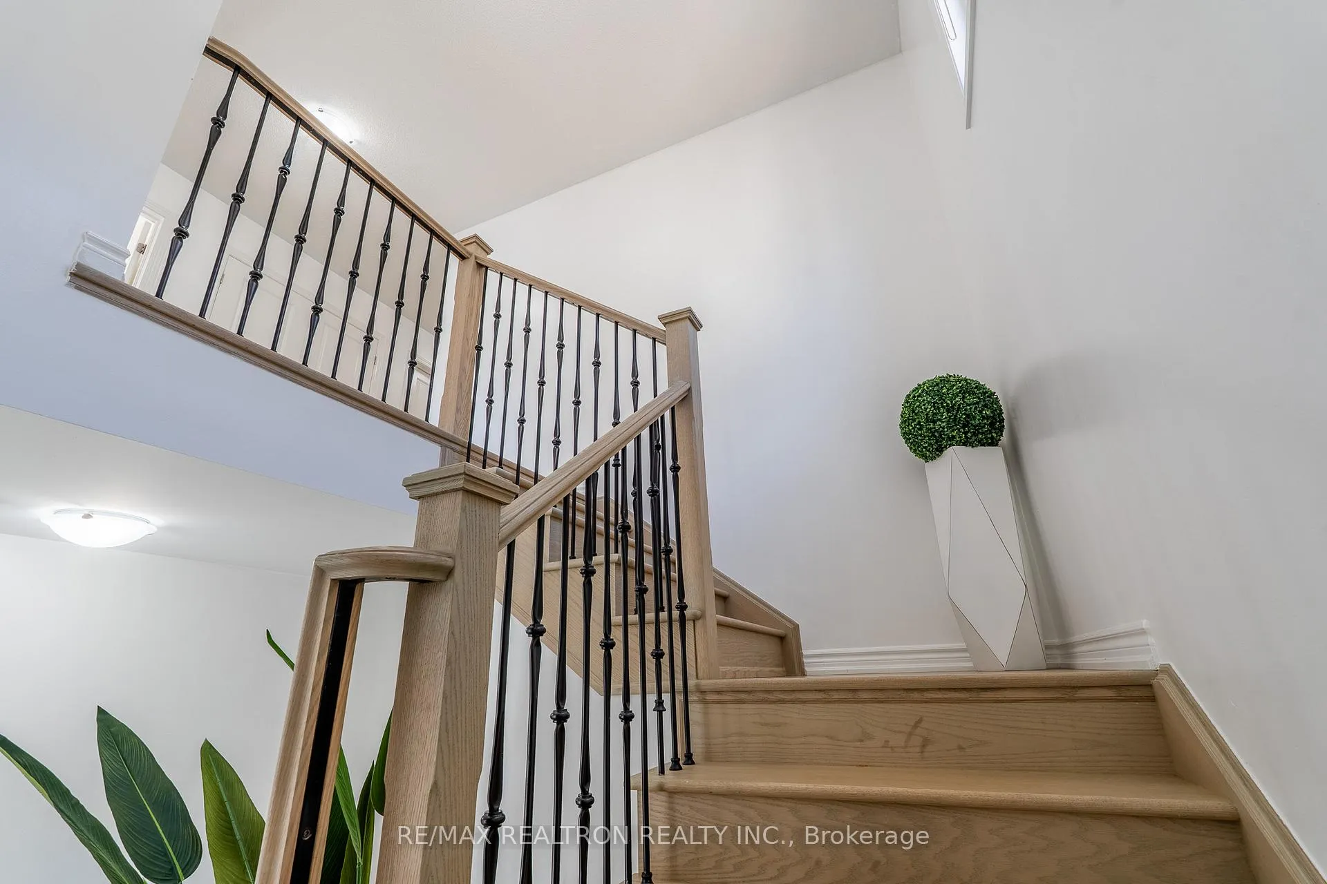Photo 4 of 59 Gemini Drive, Barrie, Rural Barrie Southeast — HOMEH
