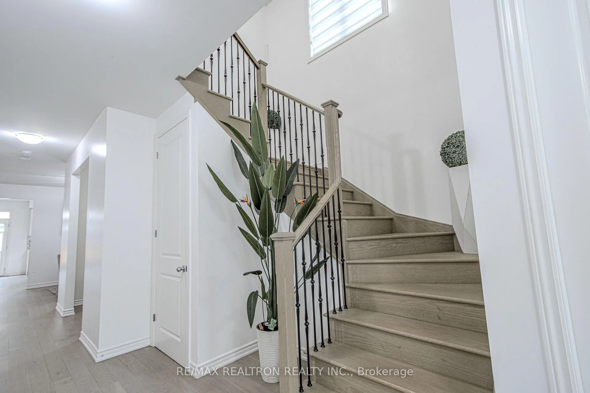 Photo 5 of 59 Gemini Drive, Barrie, Rural Barrie Southeast — HOMEH