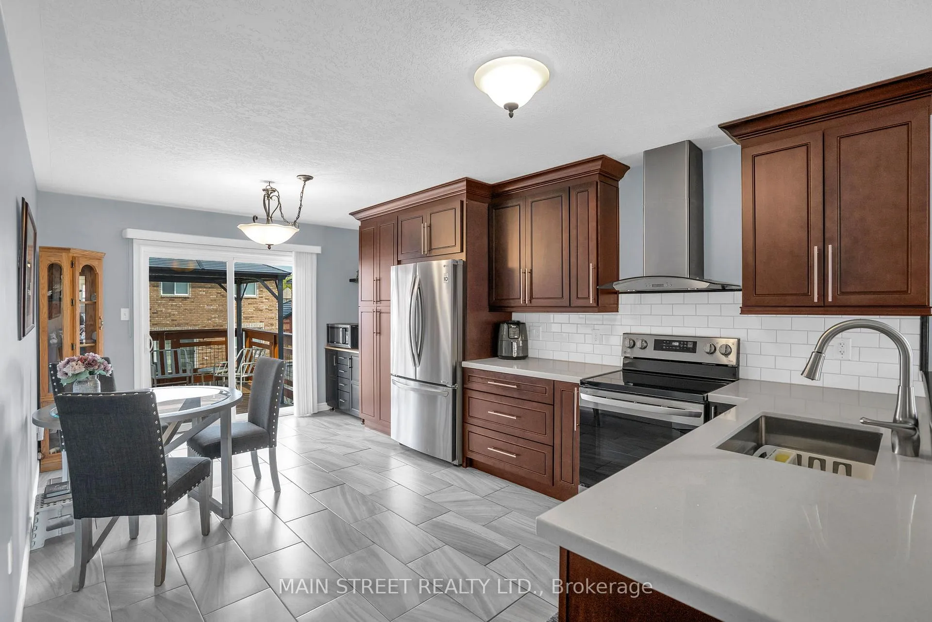 Photo 6 of 80 Shalom Way, Barrie, Painswick South — HOMEH