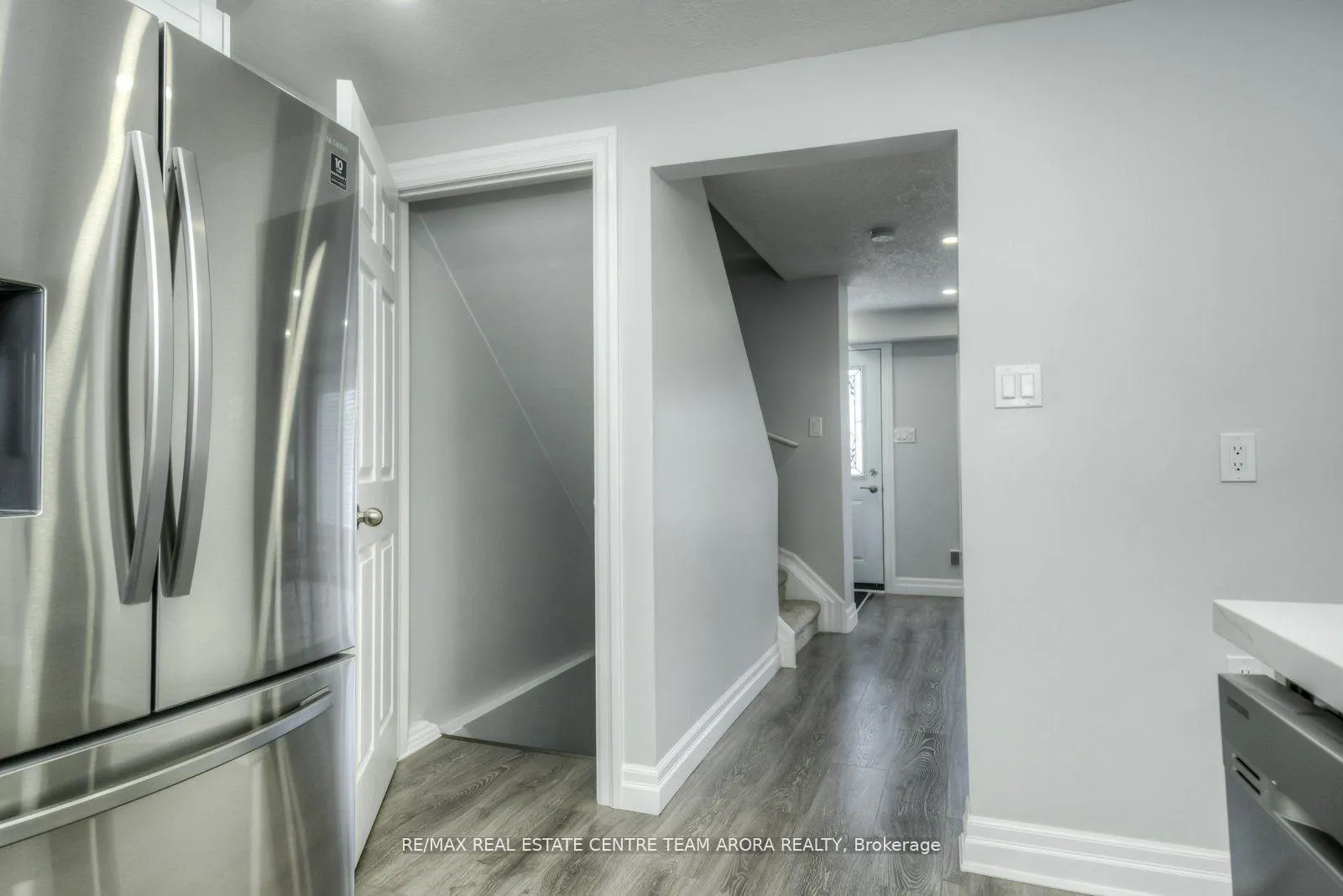 Photo 9 of 578 Parkview Crescent, Cambridge — HOMEH