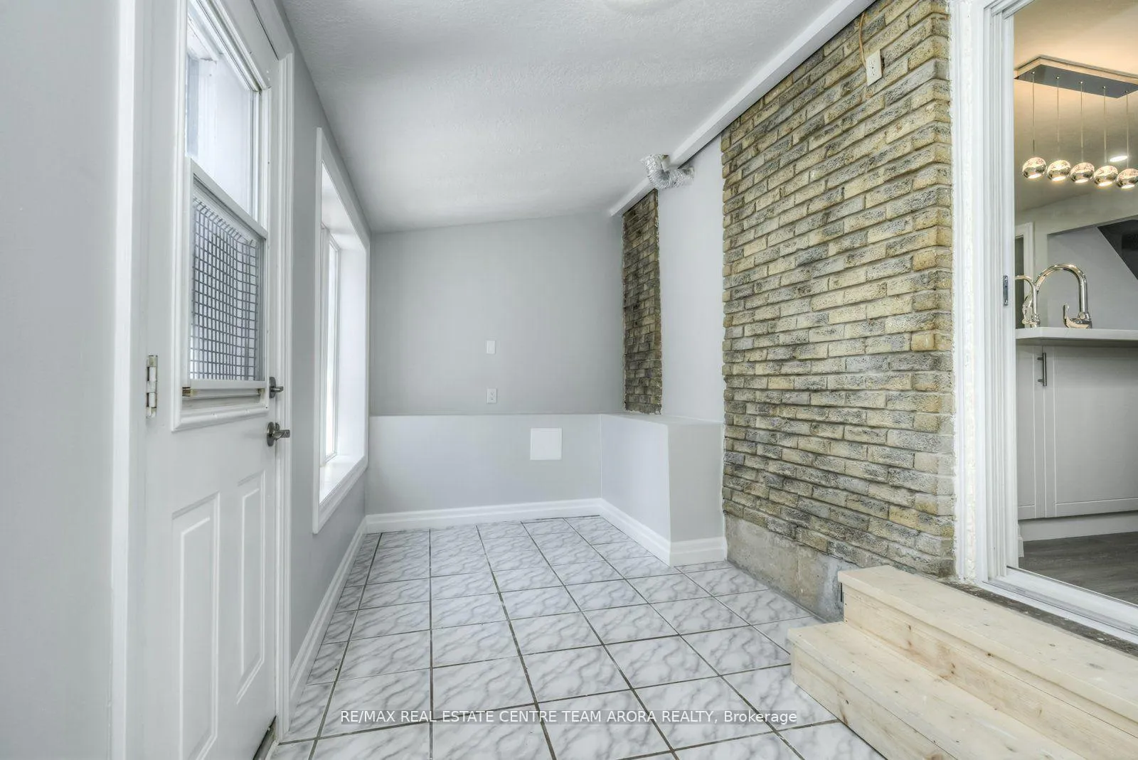 Photo 12 of 578 Parkview Crescent, Cambridge — HOMEH