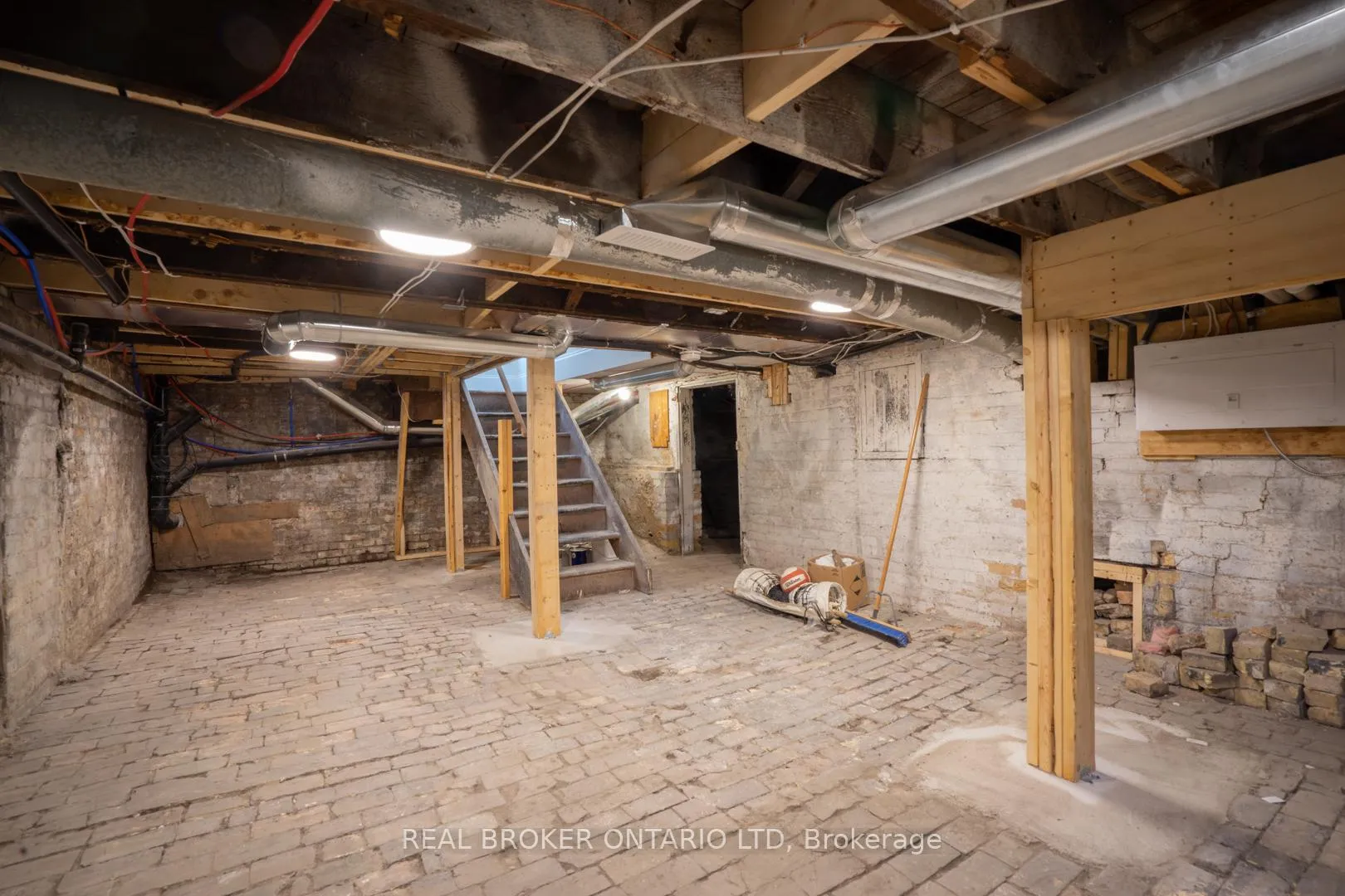 Photo 30 of 463 King Street, London, East K — HOMEH