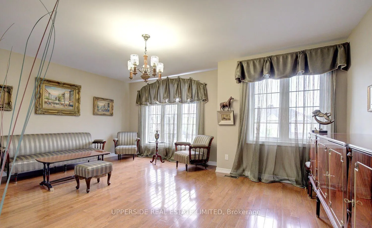 Photo 4 of 119 Thornhill Woods Drive, Vaughan, Patterson — HOMEH