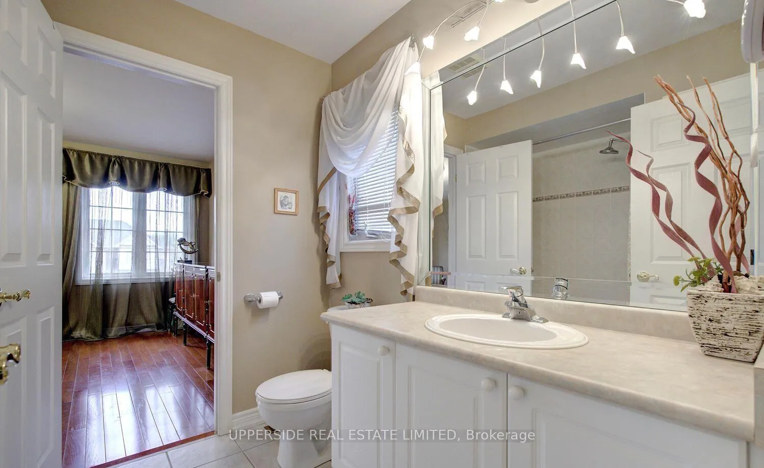 Photo 7 of 119 Thornhill Woods Drive, Vaughan, Patterson — HOMEH
