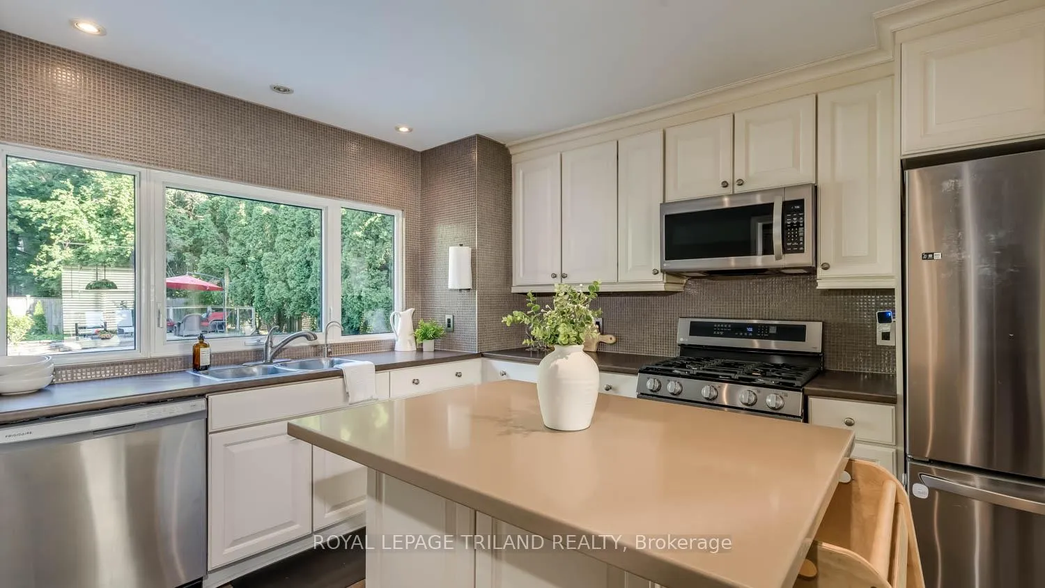 Photo 7 of 23 Braemar Crescent, London, North N — HOMEH