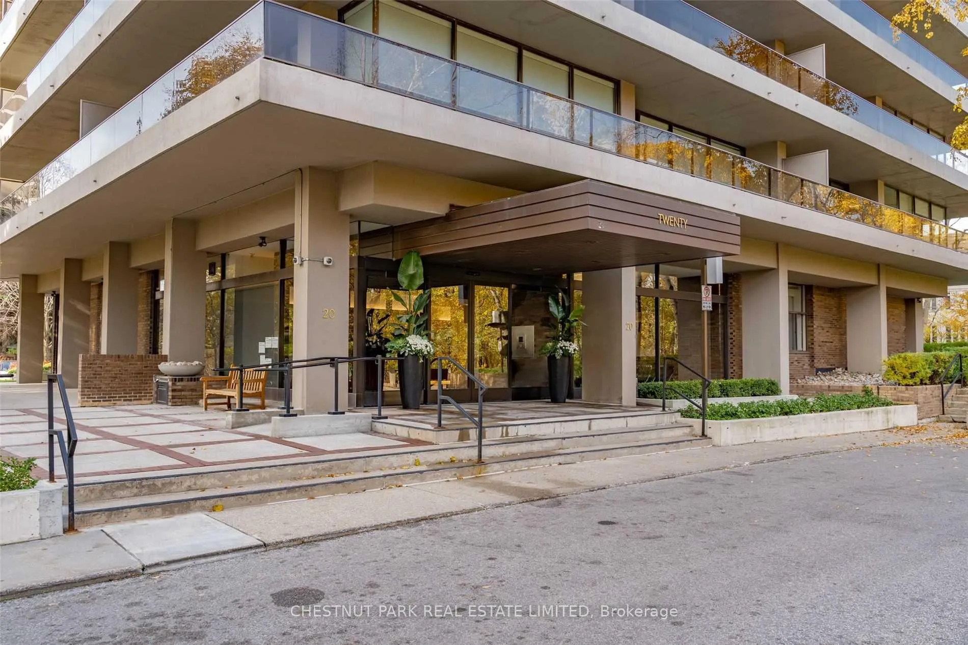 Photo 2 of Unit 402, 20 Avoca Avenue, Toronto, Rosedale-Moore Park — HOMEH
