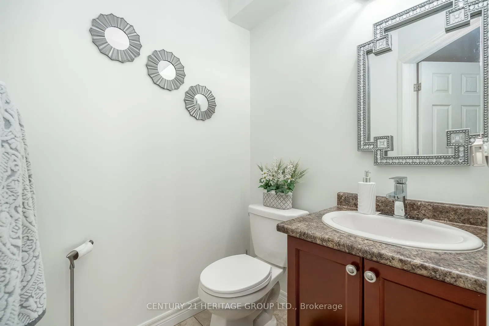 Photo 12 of 32 Hyslop Avenue, Hamilton, Rural Glanbrook — HOMEH