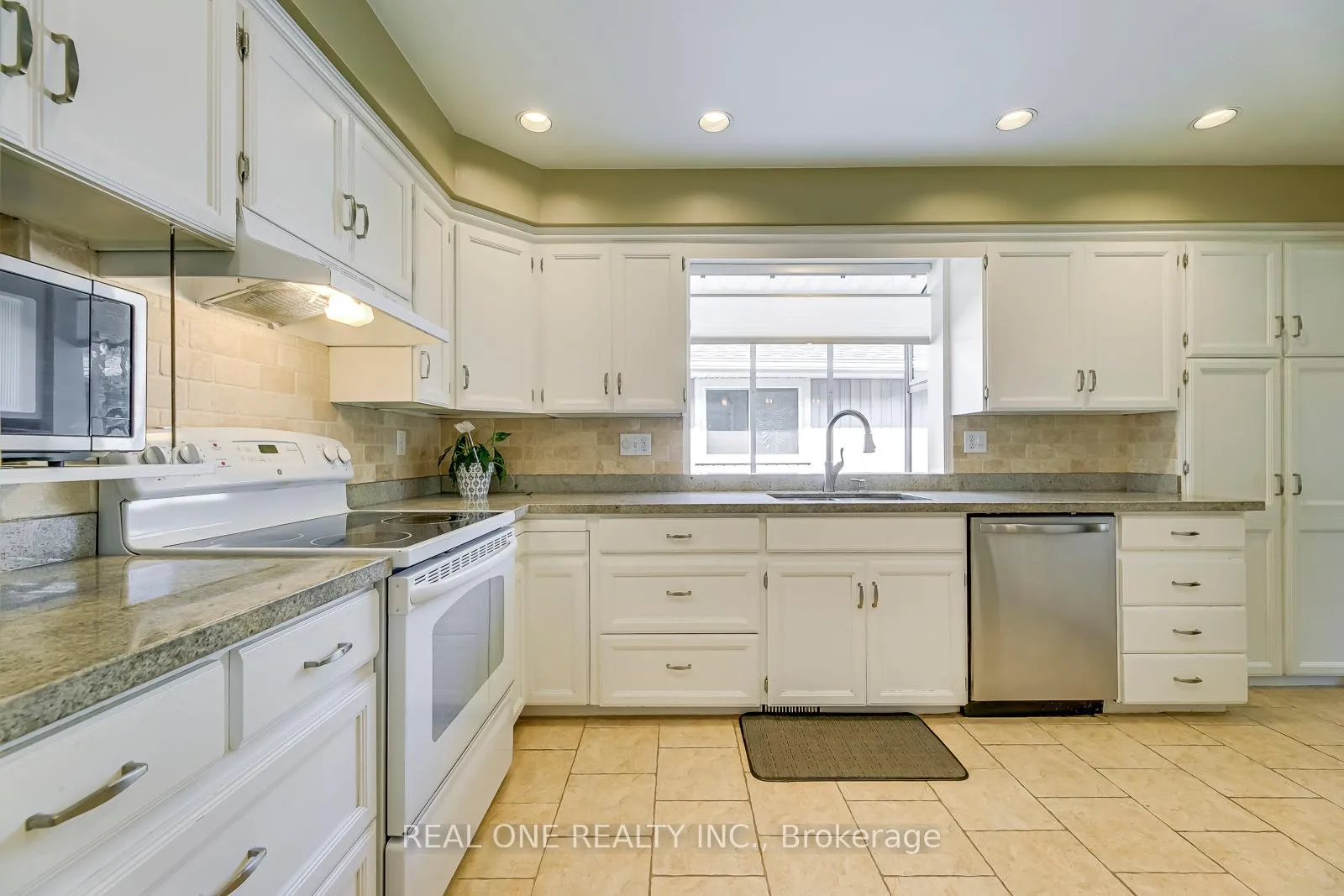 Photo 13 of 604 Bridle Wood, Burlington, Appleby — HOMEH