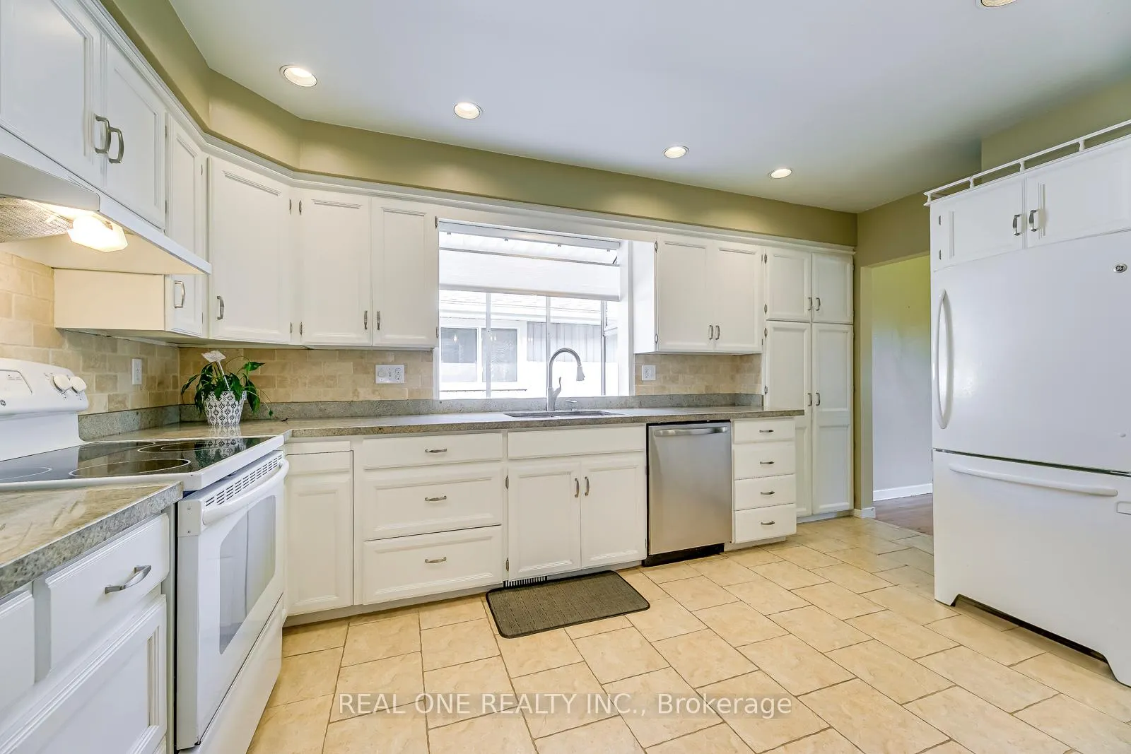 Photo 14 of 604 Bridle Wood, Burlington, Appleby — HOMEH