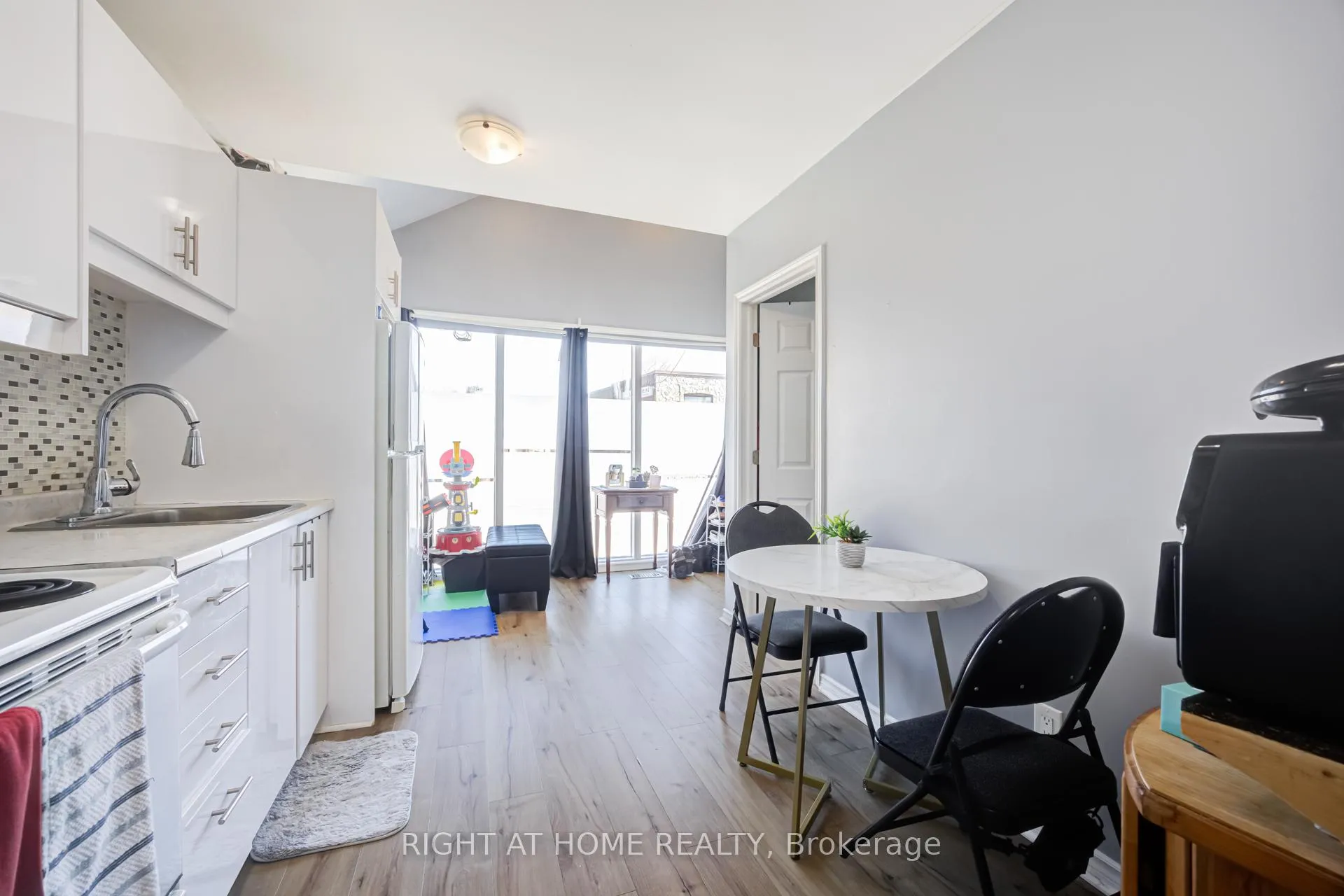 Photo 8 of 519 Rogers Road, Toronto, Keelesdale-Eglinton West — HOMEH