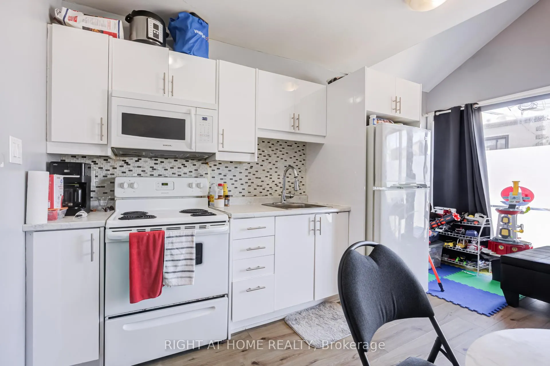 Photo 10 of 519 Rogers Road, Toronto, Keelesdale-Eglinton West — HOMEH