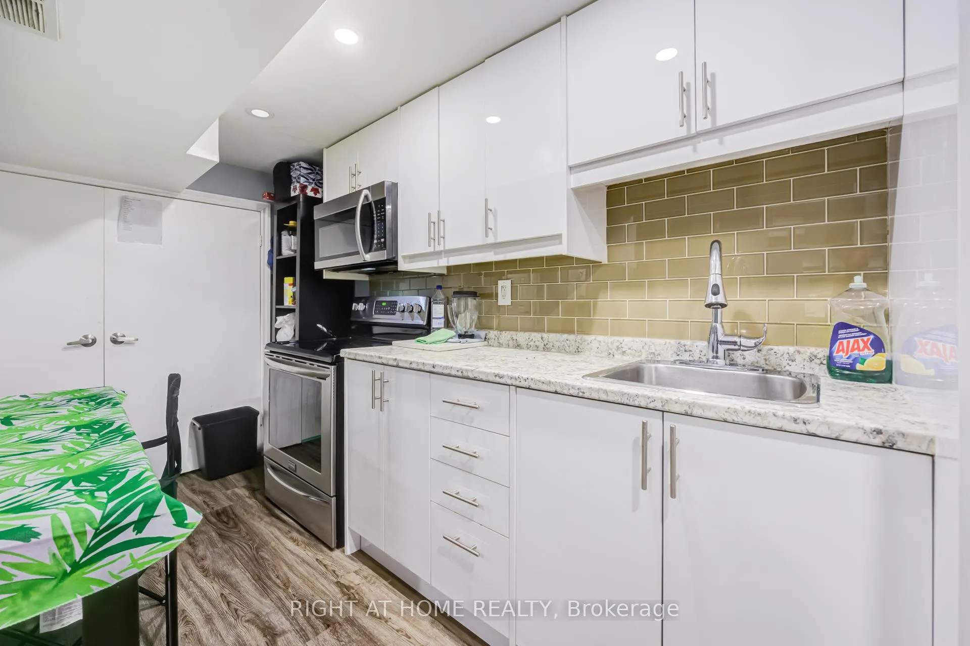 Photo 19 of 519 Rogers Road, Toronto, Keelesdale-Eglinton West — HOMEH