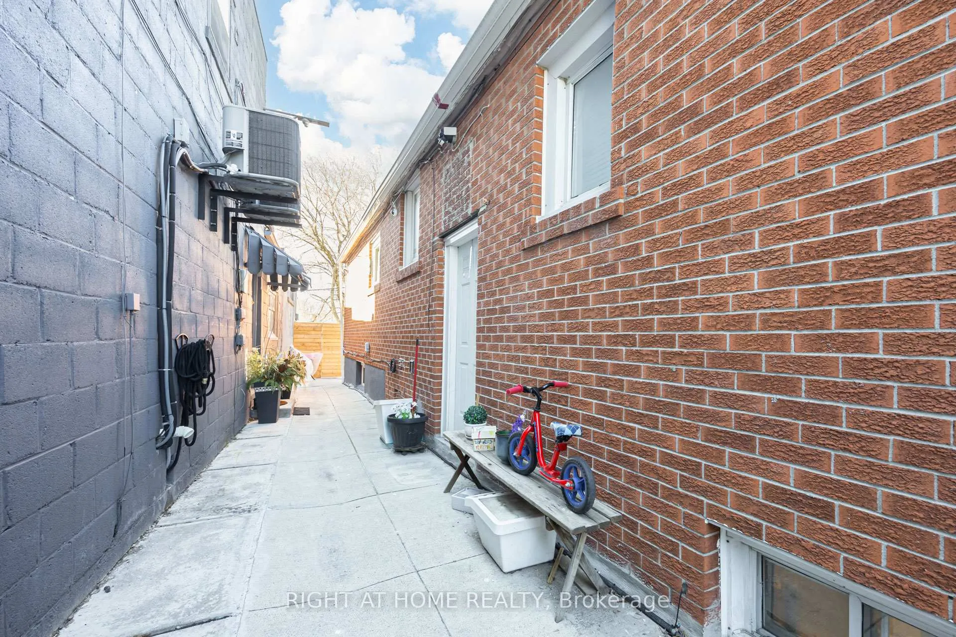 Photo 38 of 519 Rogers Road, Toronto, Keelesdale-Eglinton West — HOMEH