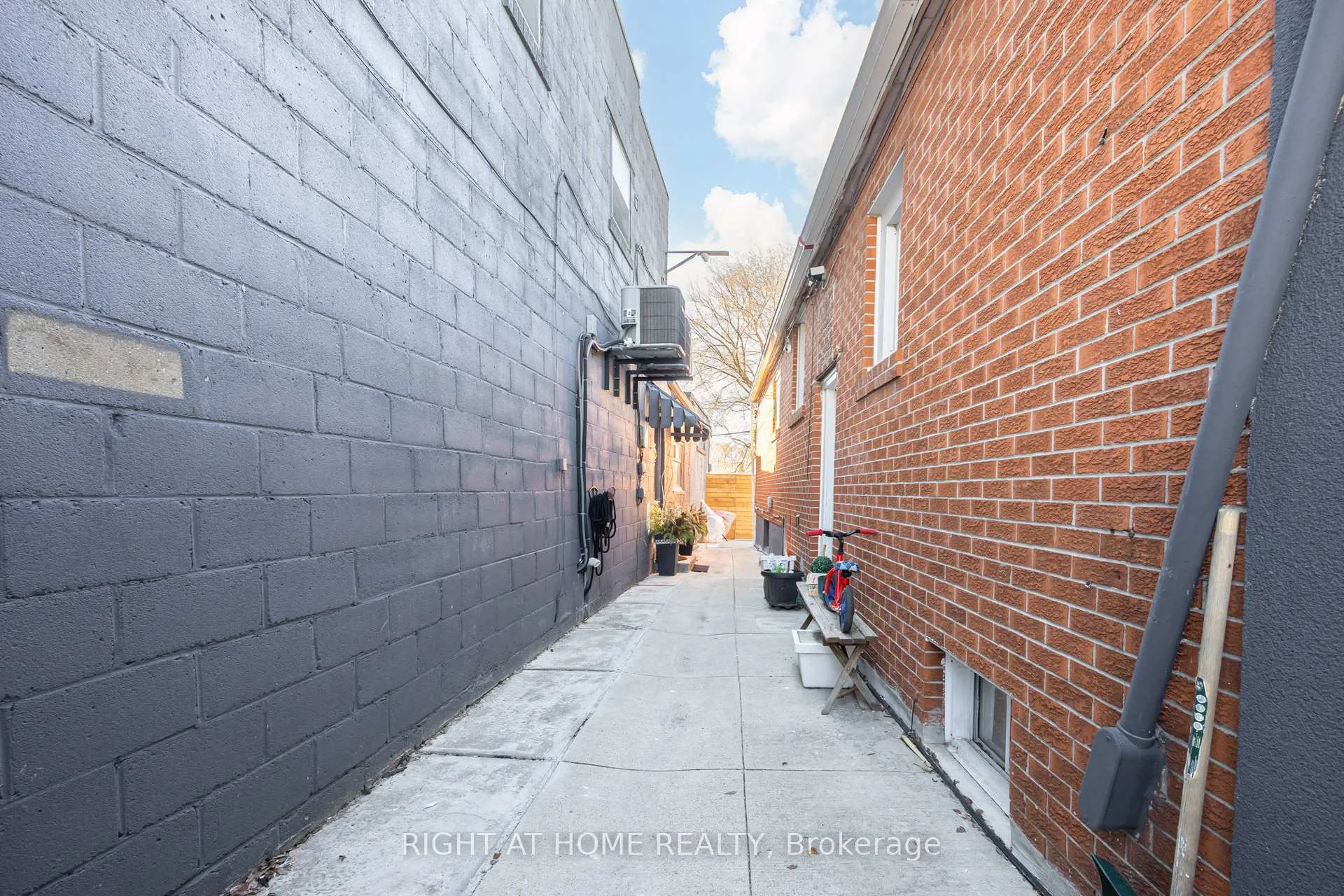 Photo 39 of 519 Rogers Road, Toronto, Keelesdale-Eglinton West — HOMEH