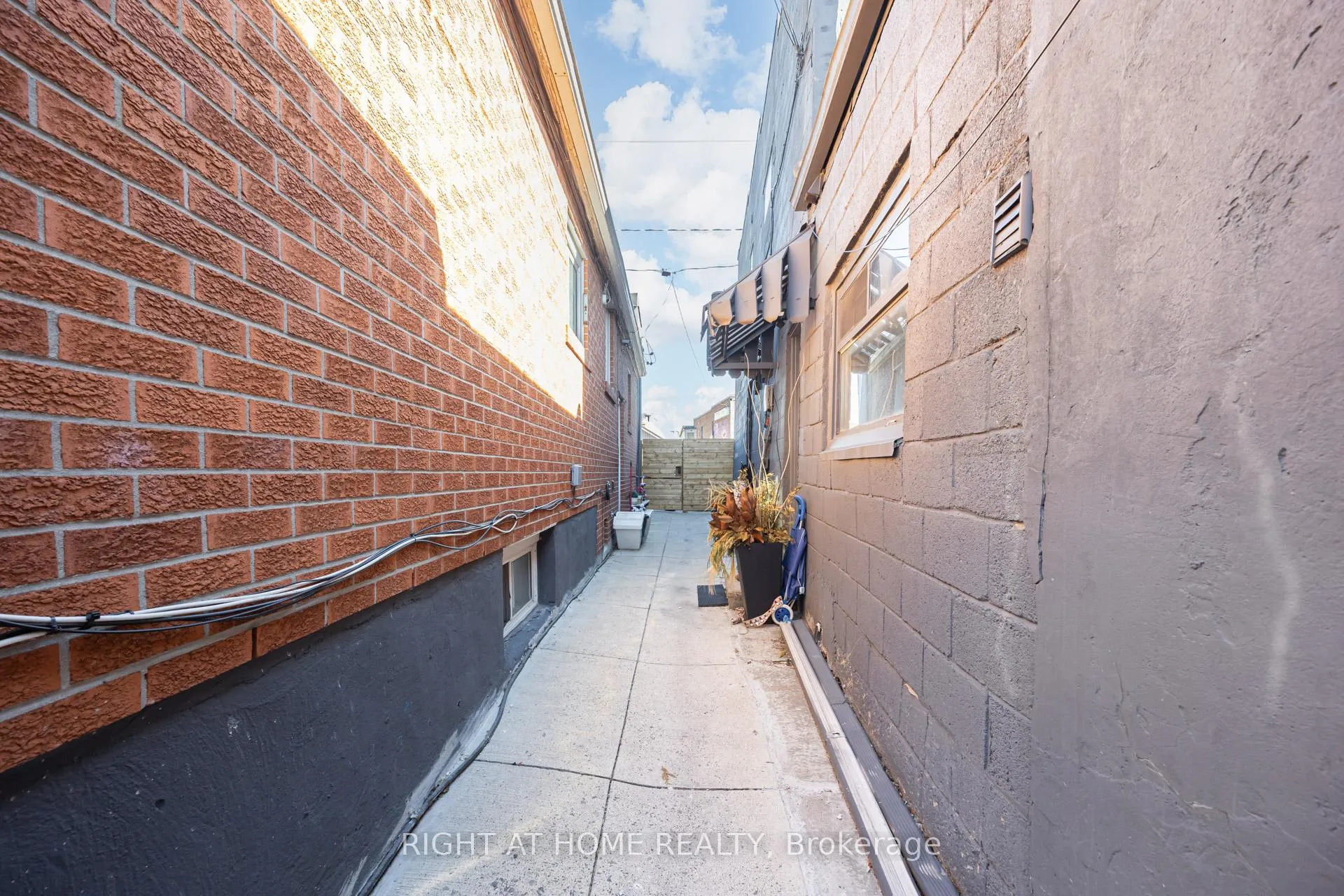 Photo 40 of 519 Rogers Road, Toronto, Keelesdale-Eglinton West — HOMEH