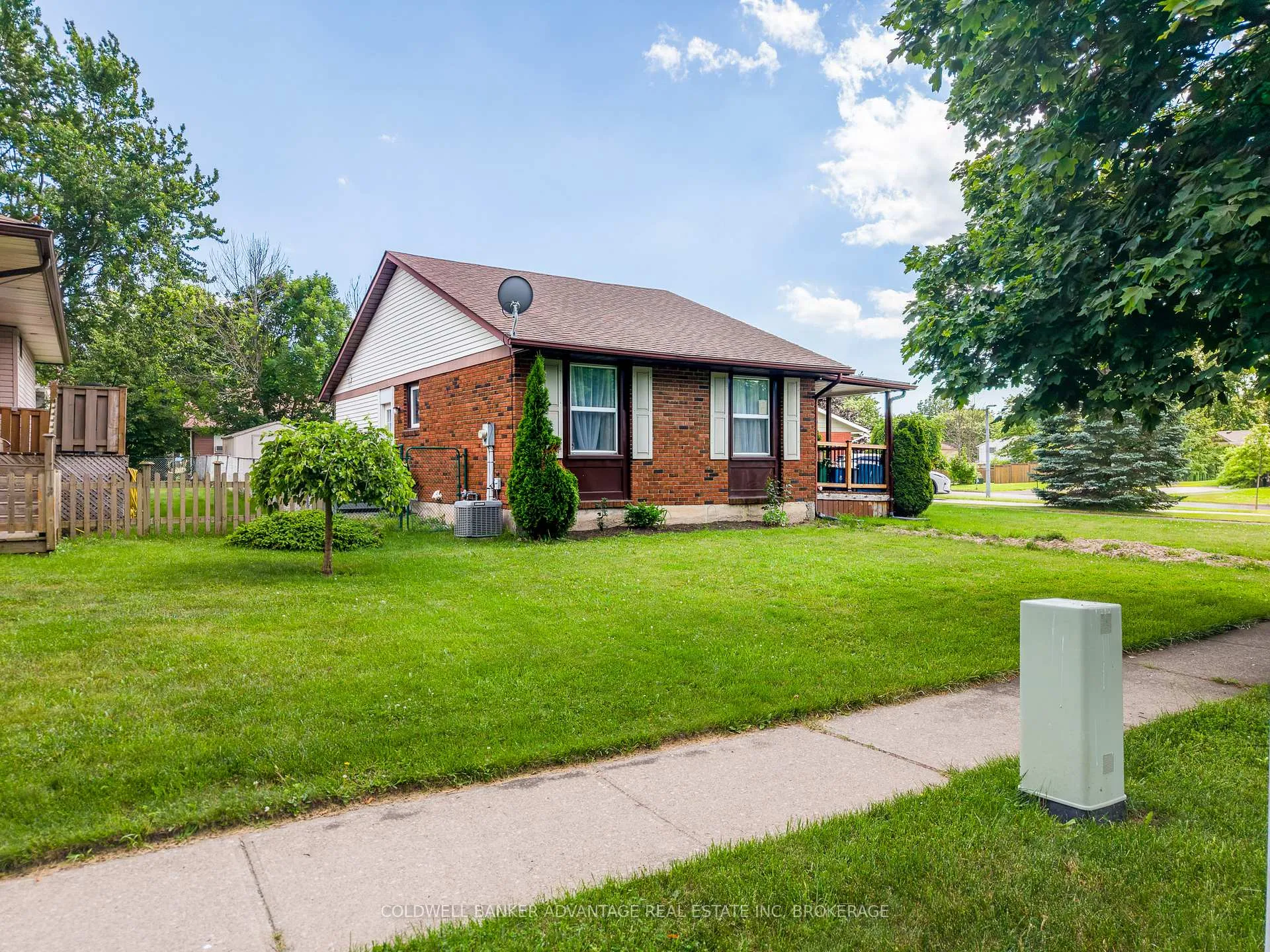 Photo 3 of 25 Newleaf Crescent, Welland, N. Welland — HOMEH