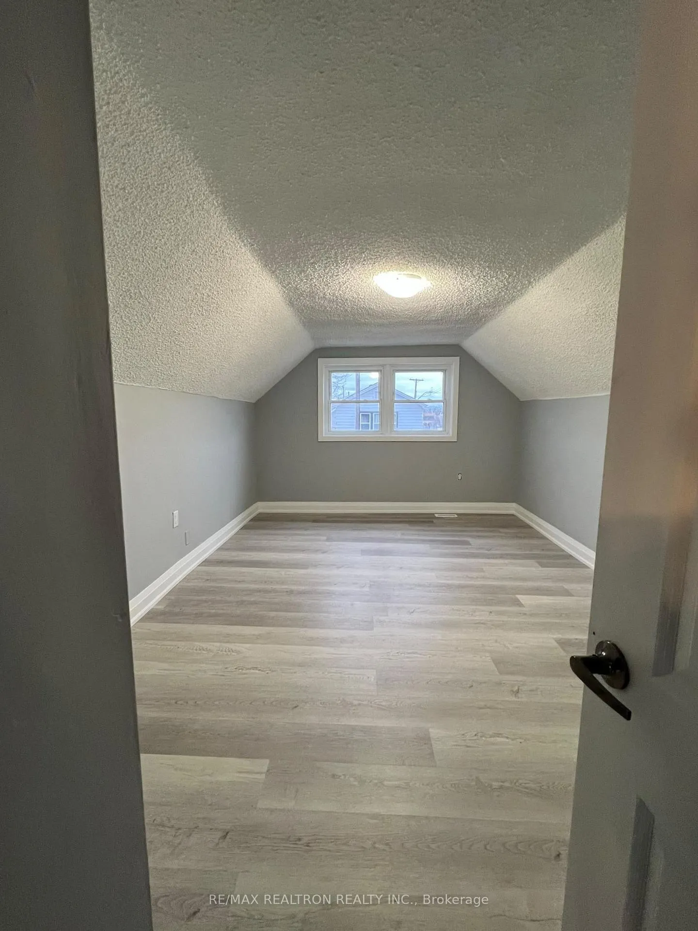 Photo 2 of Unit Upper Level, 121 Park Row N, Hamilton, Crown Point — HOMEH