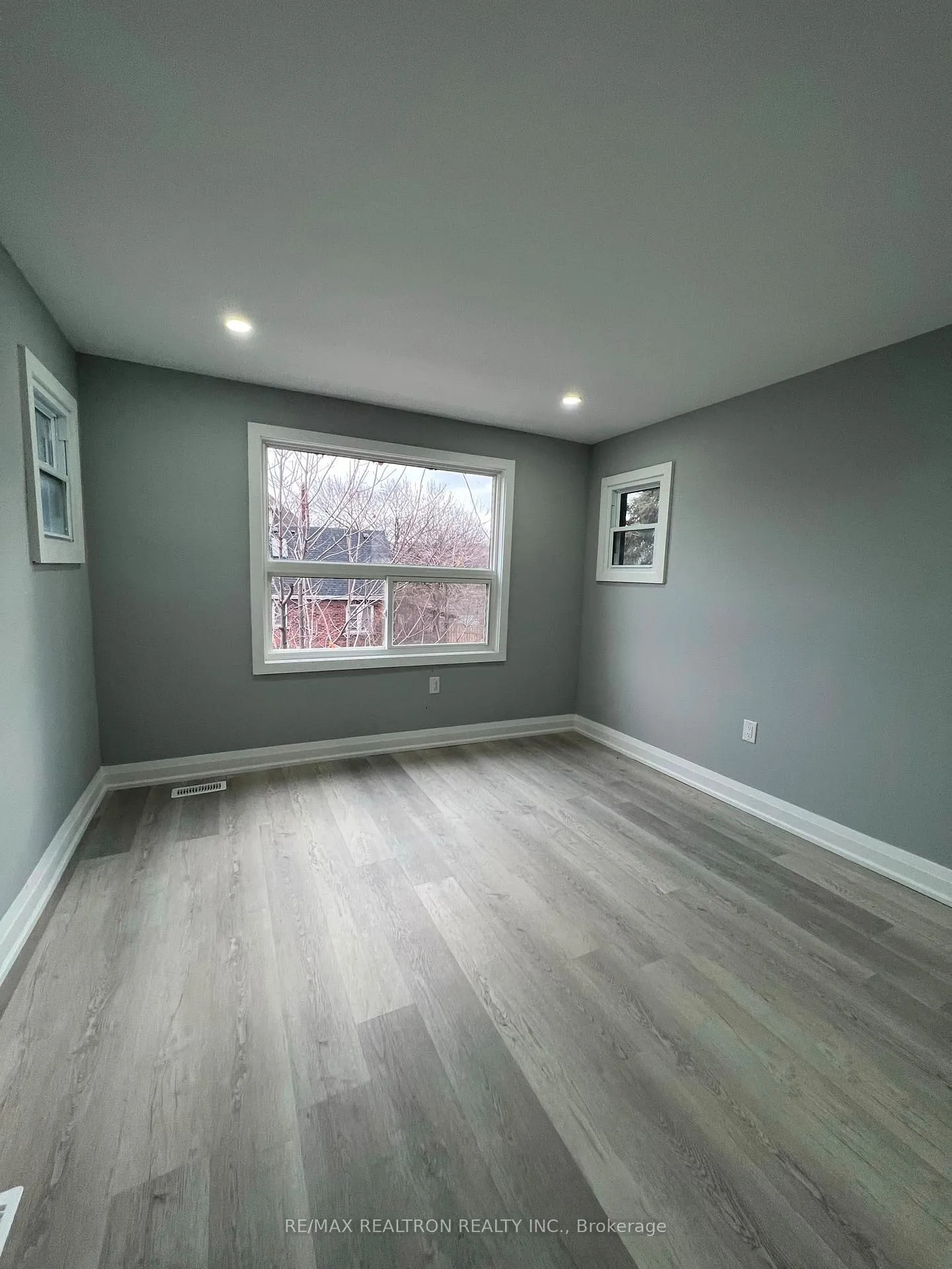 Photo 3 of Unit Upper Level, 121 Park Row N, Hamilton, Crown Point — HOMEH