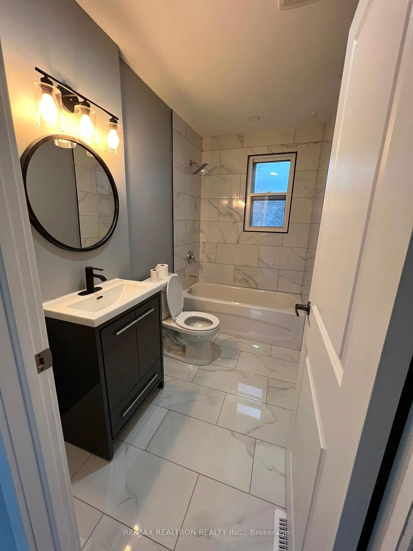 Photo 4 of Unit Upper Level, 121 Park Row N, Hamilton, Crown Point — HOMEH