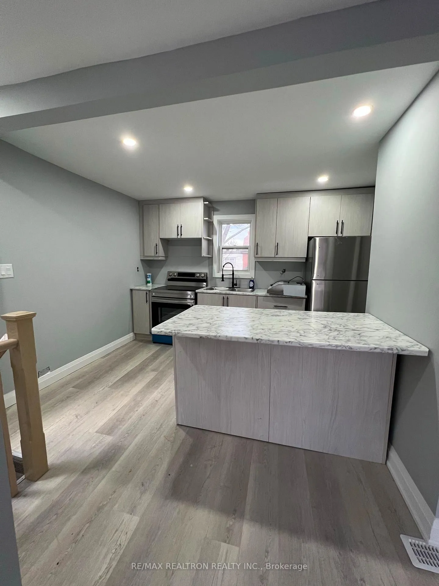 Photo 5 of Unit Upper Level, 121 Park Row N, Hamilton, Crown Point — HOMEH