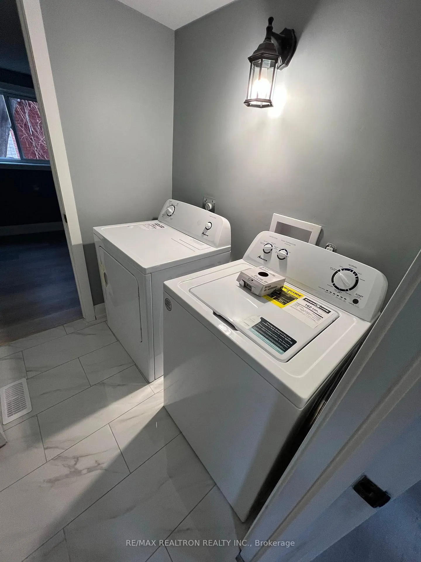 Photo 6 of Unit Upper Level, 121 Park Row N, Hamilton, Crown Point — HOMEH