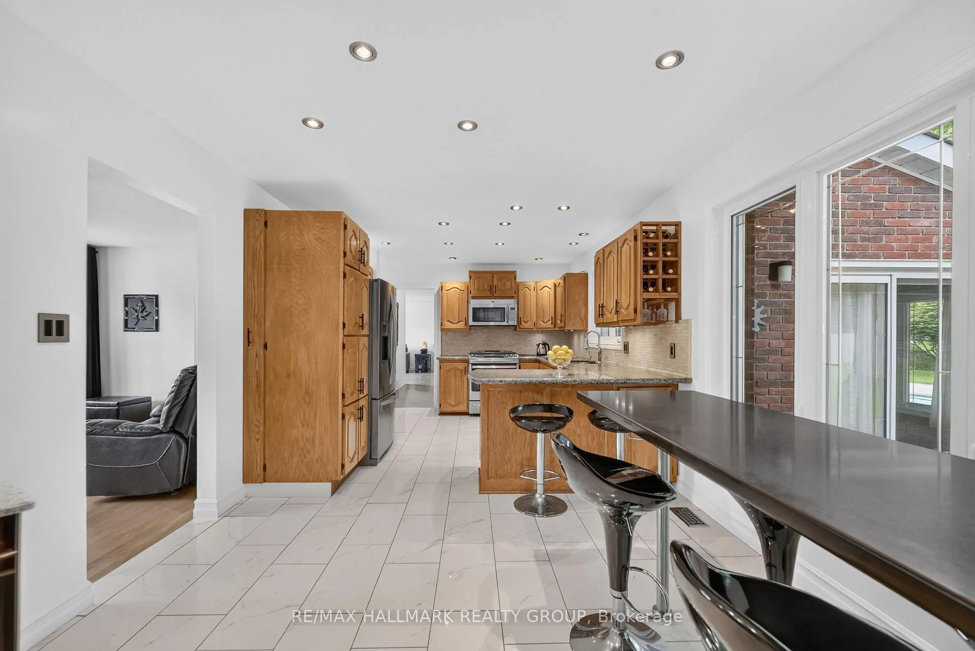 Photo 9 of 1064 Moffatt Drive, Ottawa, Cumberland Ridge — HOMEH